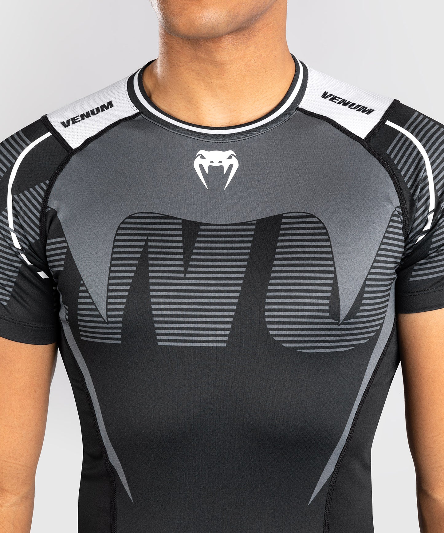 Venum Adrenaline Rashguard Manga Corta – Negro/Gris Plateado