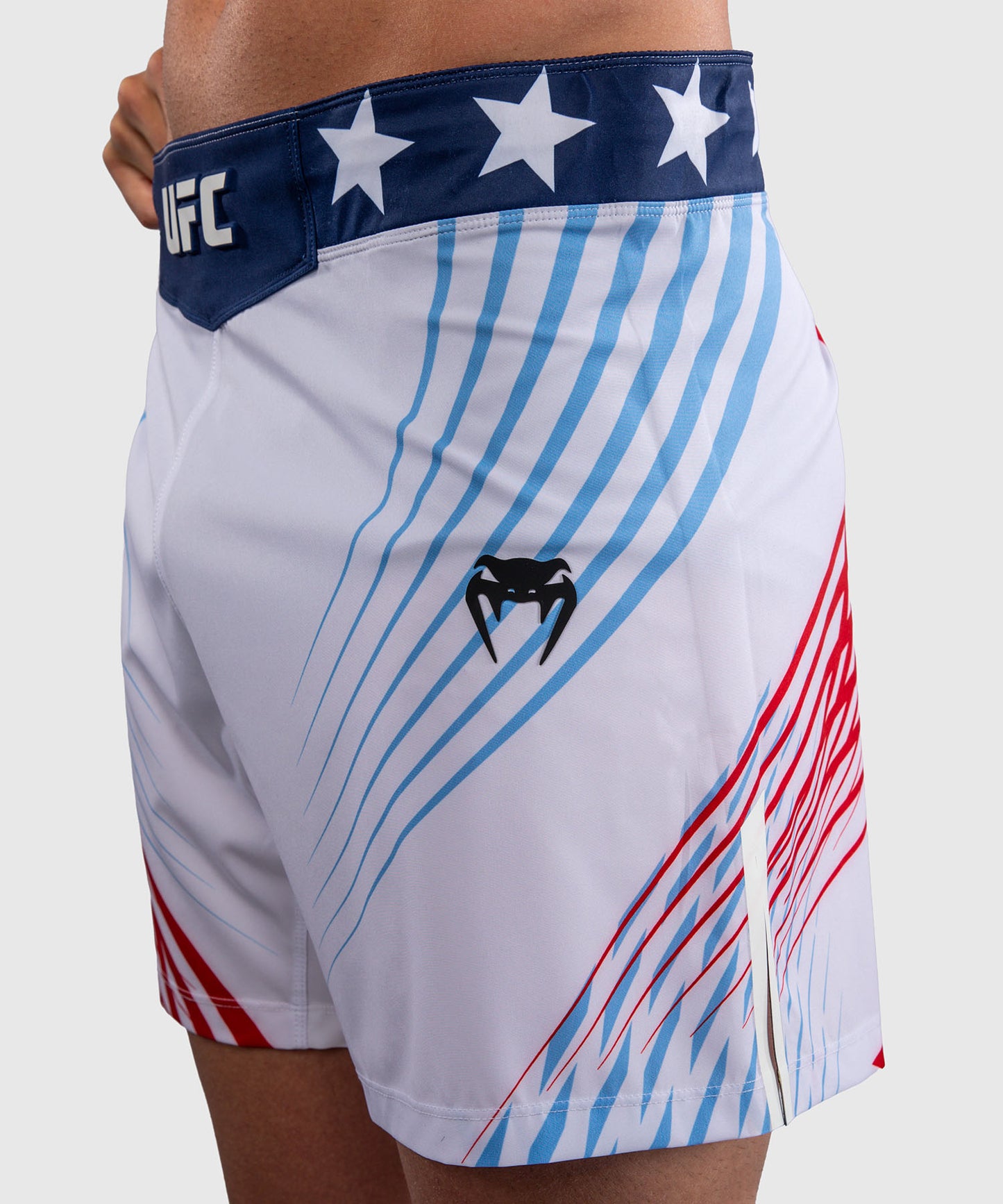 Official UFC Freedom 250 by Venum Authentic Fight Night Fight Shorts de ajuste corto para hombre - Blanco