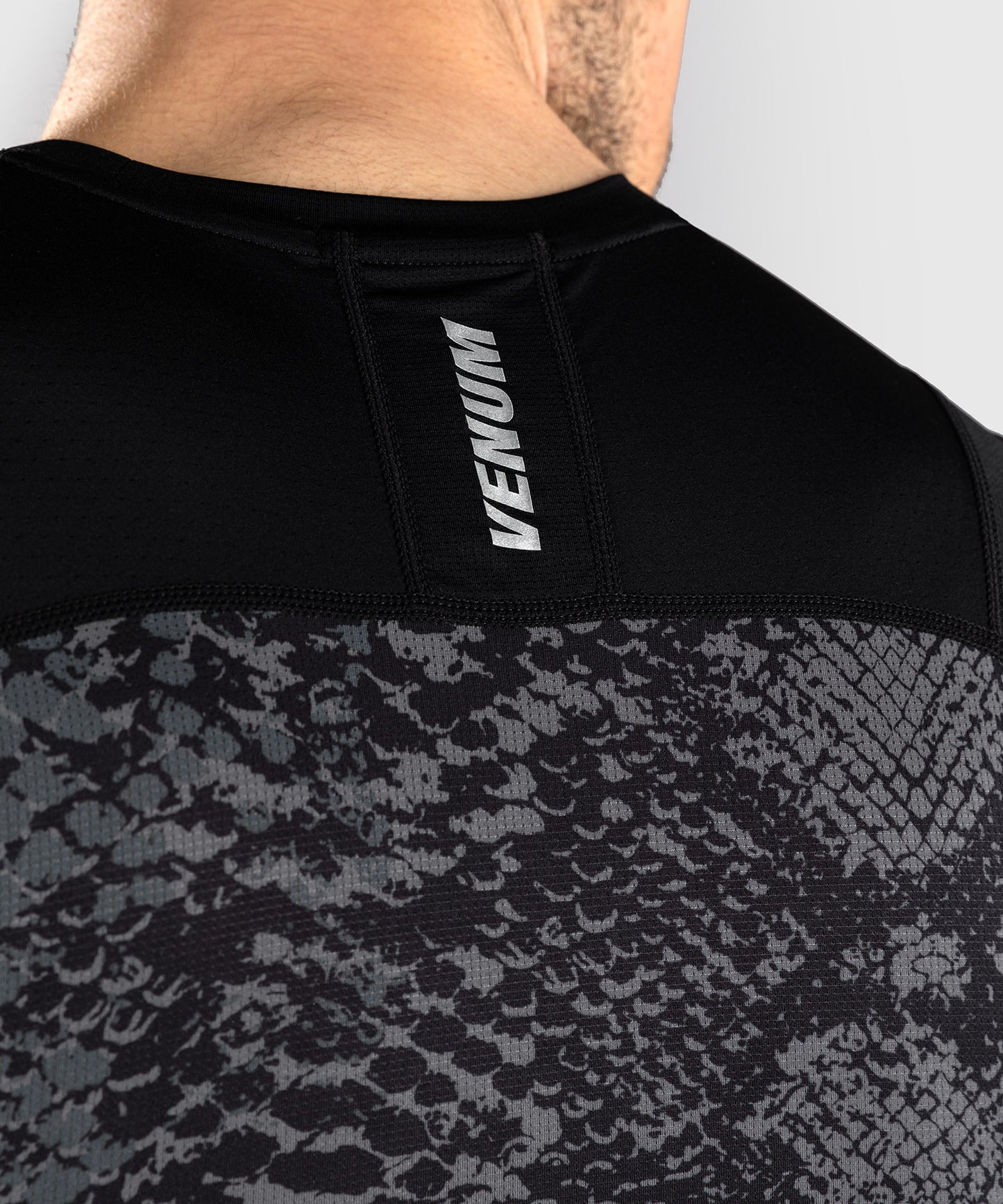 Venum G-Fit Scales Rashguard Sin Mangas – Negro/Gris Carbón
