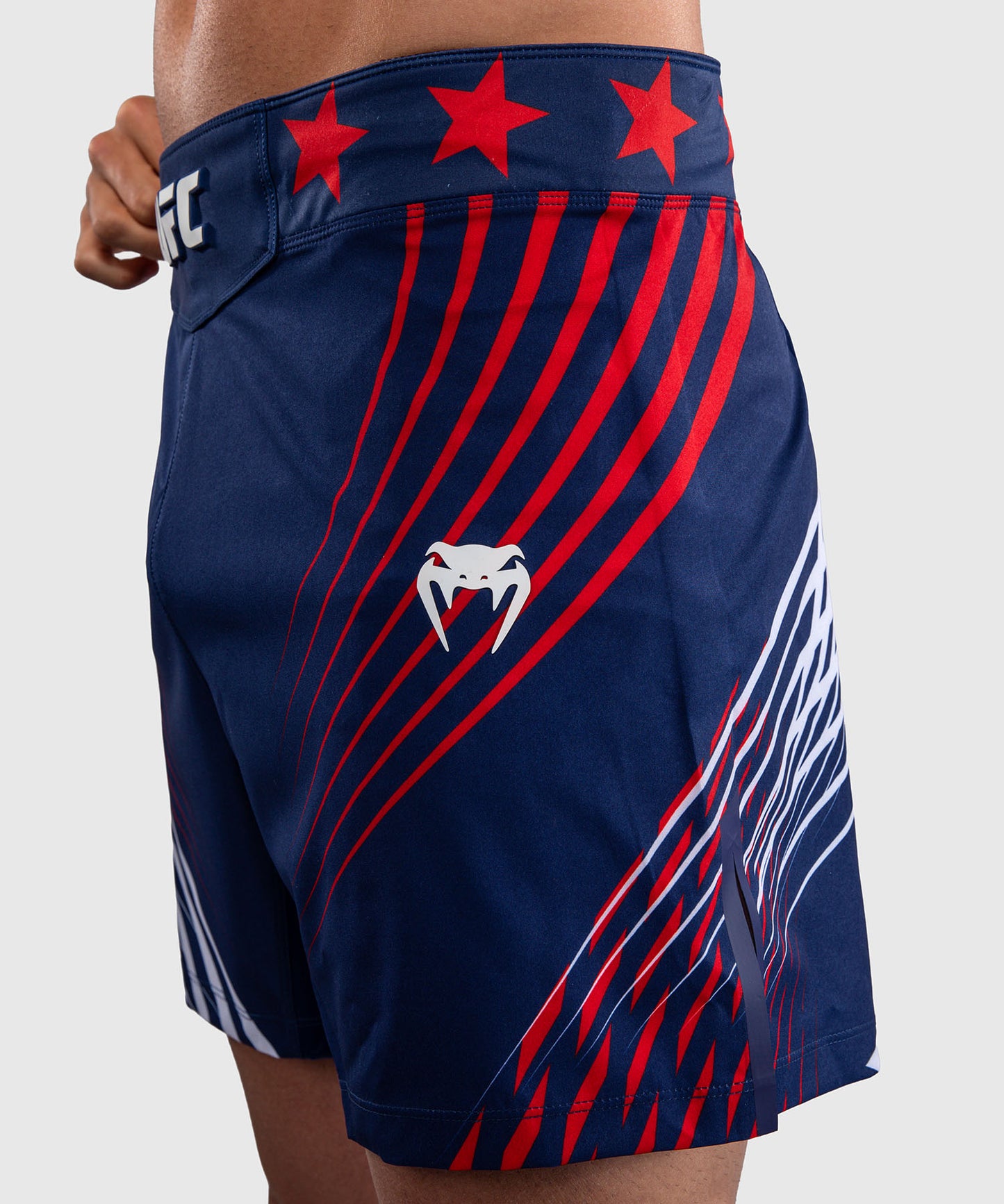 Official UFC Freedom 250 by Venum Authentic Fight Night Fight Shorts de ajuste corto para hombre - Azul