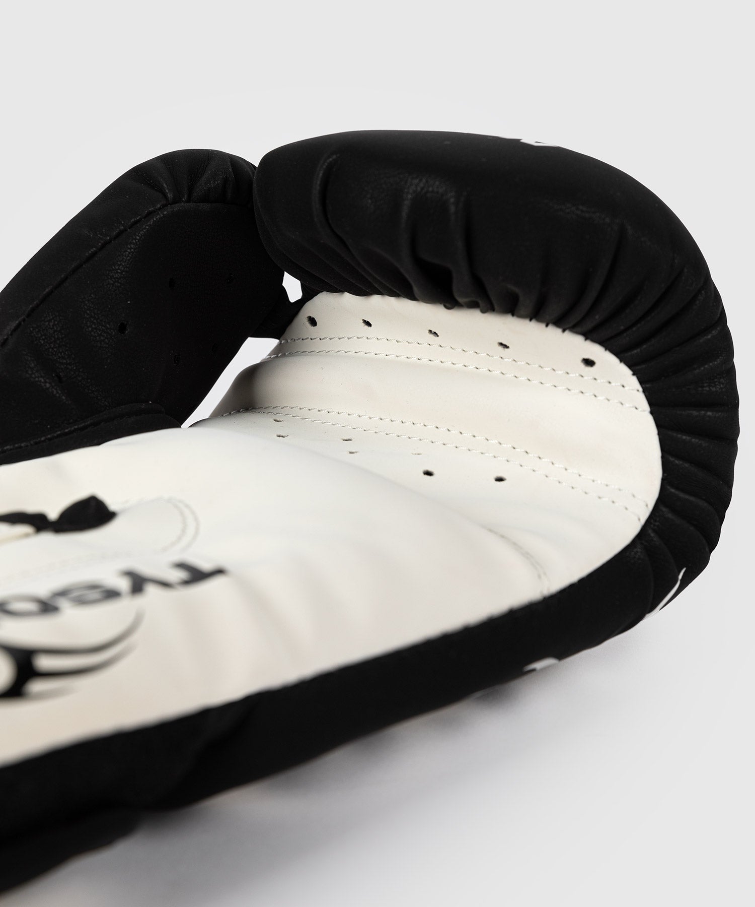 Gant de boxe rouge signé Mike Tyson. Dans une vitrine avec plaque Gant de boxe rouge signé Mike Tyson. Dans une vitrine avec plaque