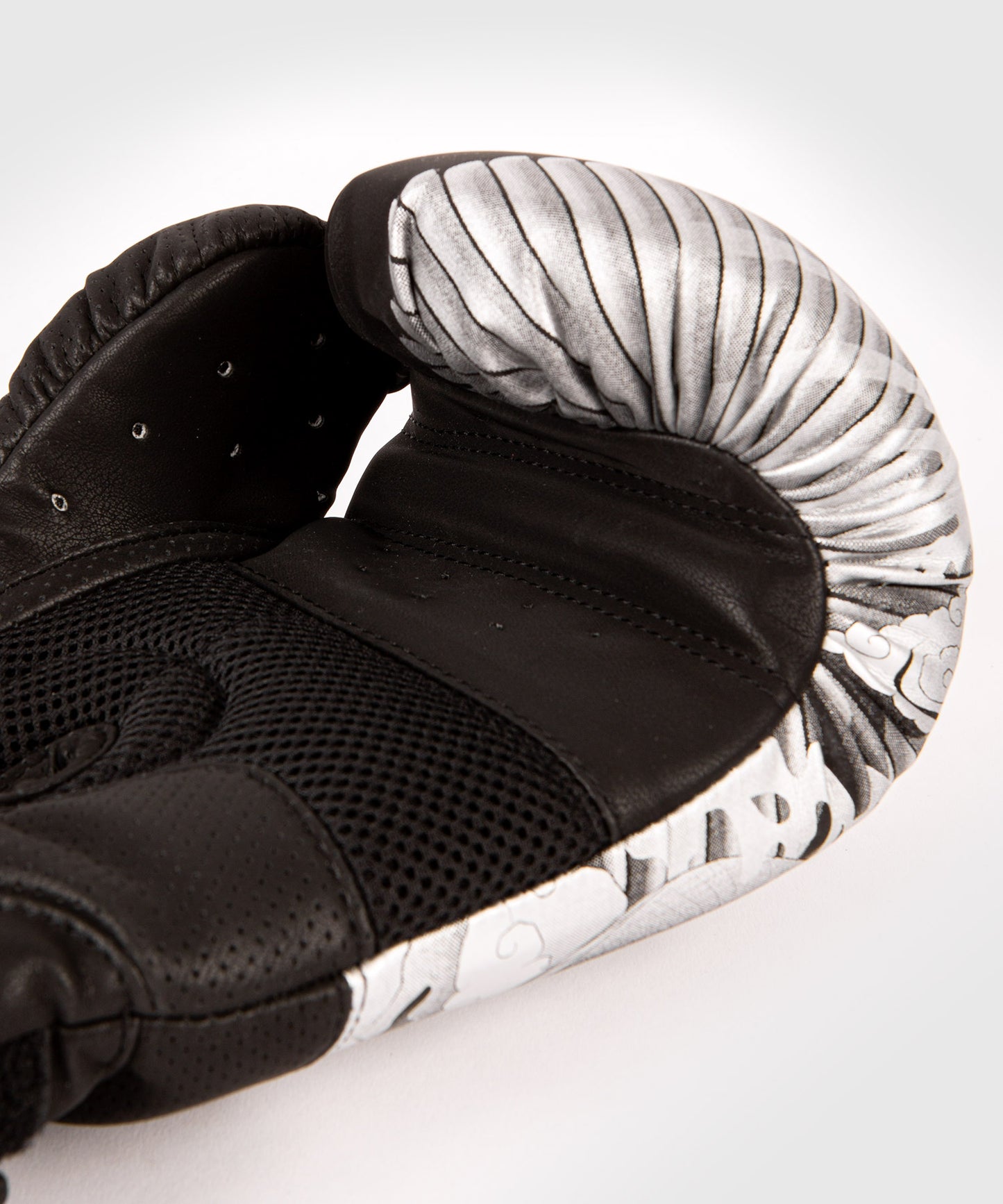 Gants de Boxe Venum YKZ21 – Noir/Argent