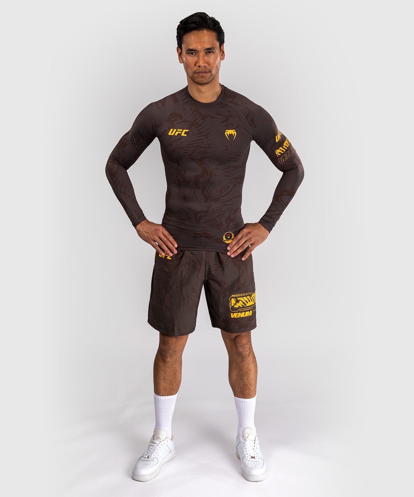 UFC Fusion by Venum Fight Week Rashguard de Manga Larga de Rendimiento para Hombre - Marrón tierra