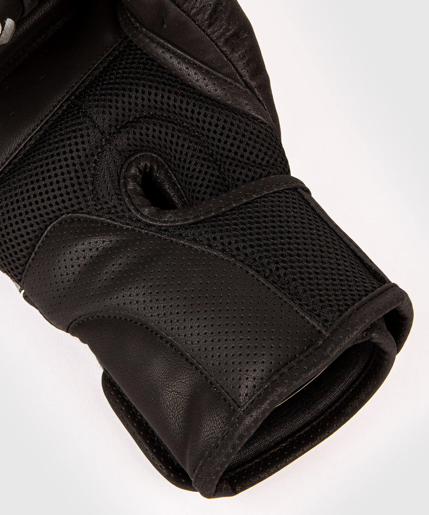 Gants de Boxe Venum YKZ21 – Noir/Argent