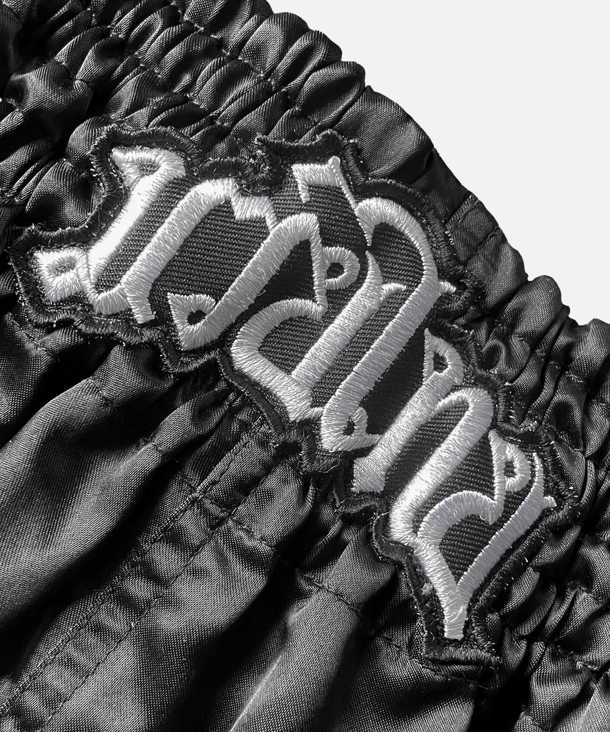 8 Weapons Mongkol Pantalones de Muay Thai - Negro