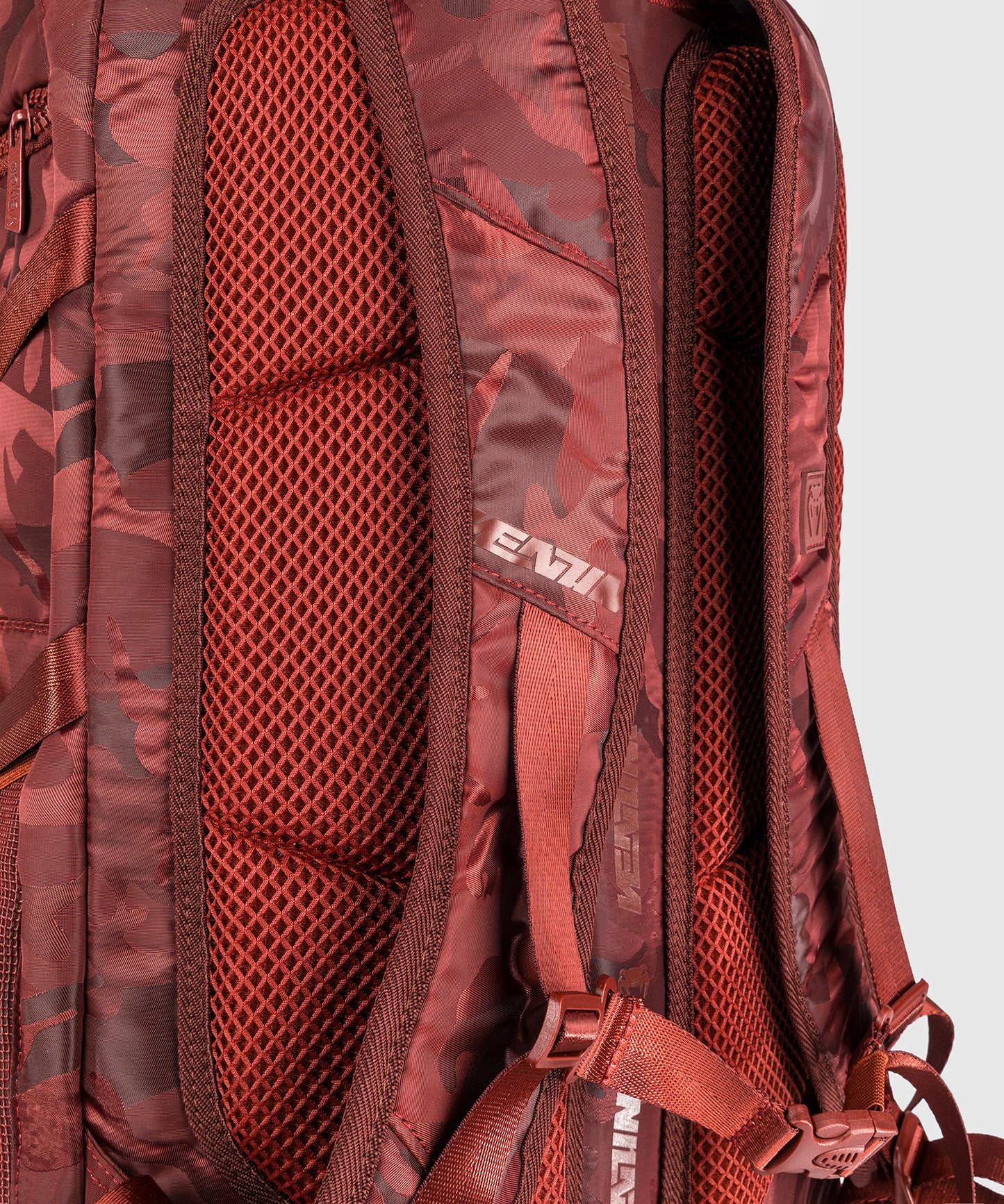 Venum Challenger Xtrem Mochila (50-63L) – Camuflaje/Burdeos