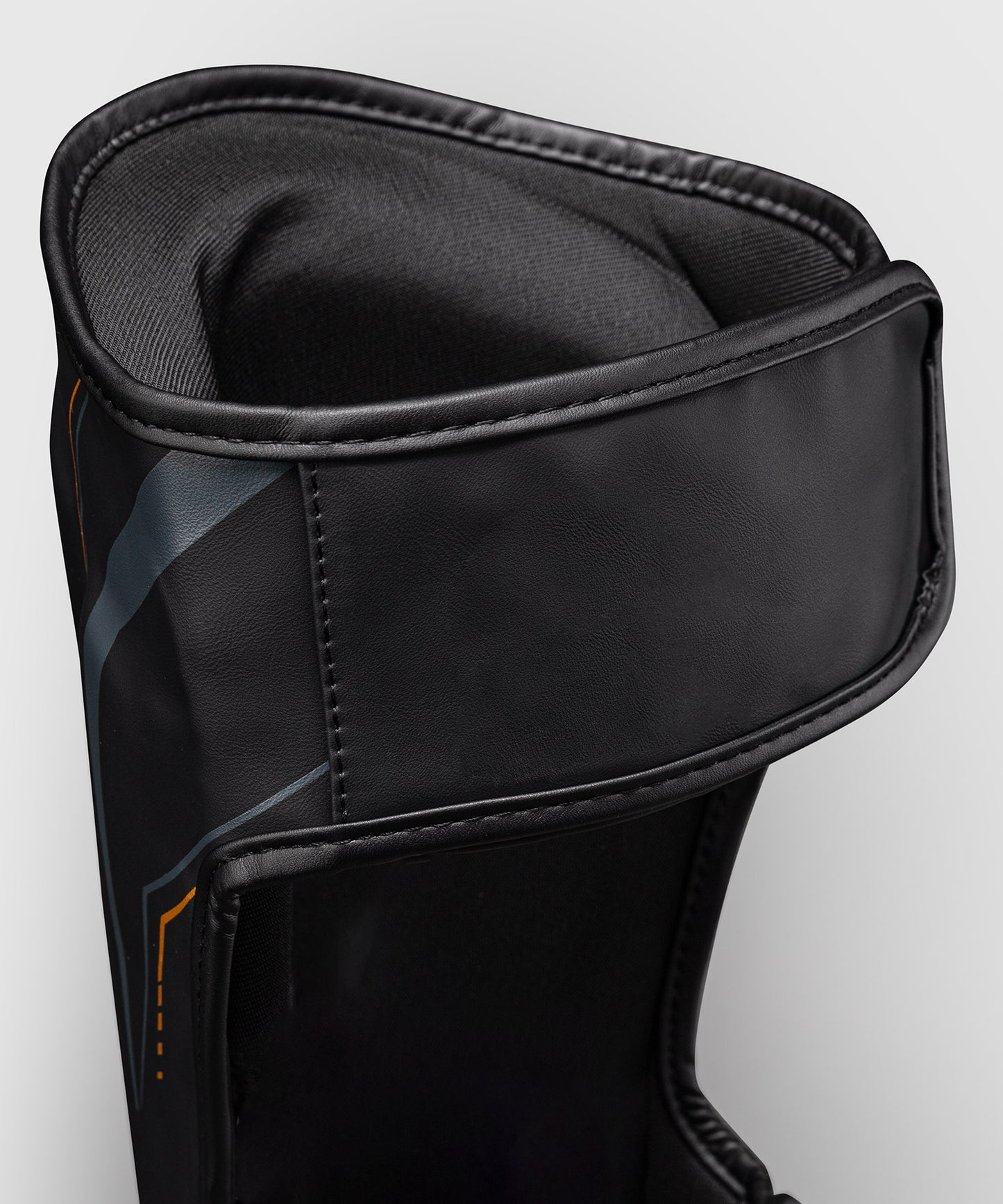 Venum Streamline Paratibie – Nero/Oro