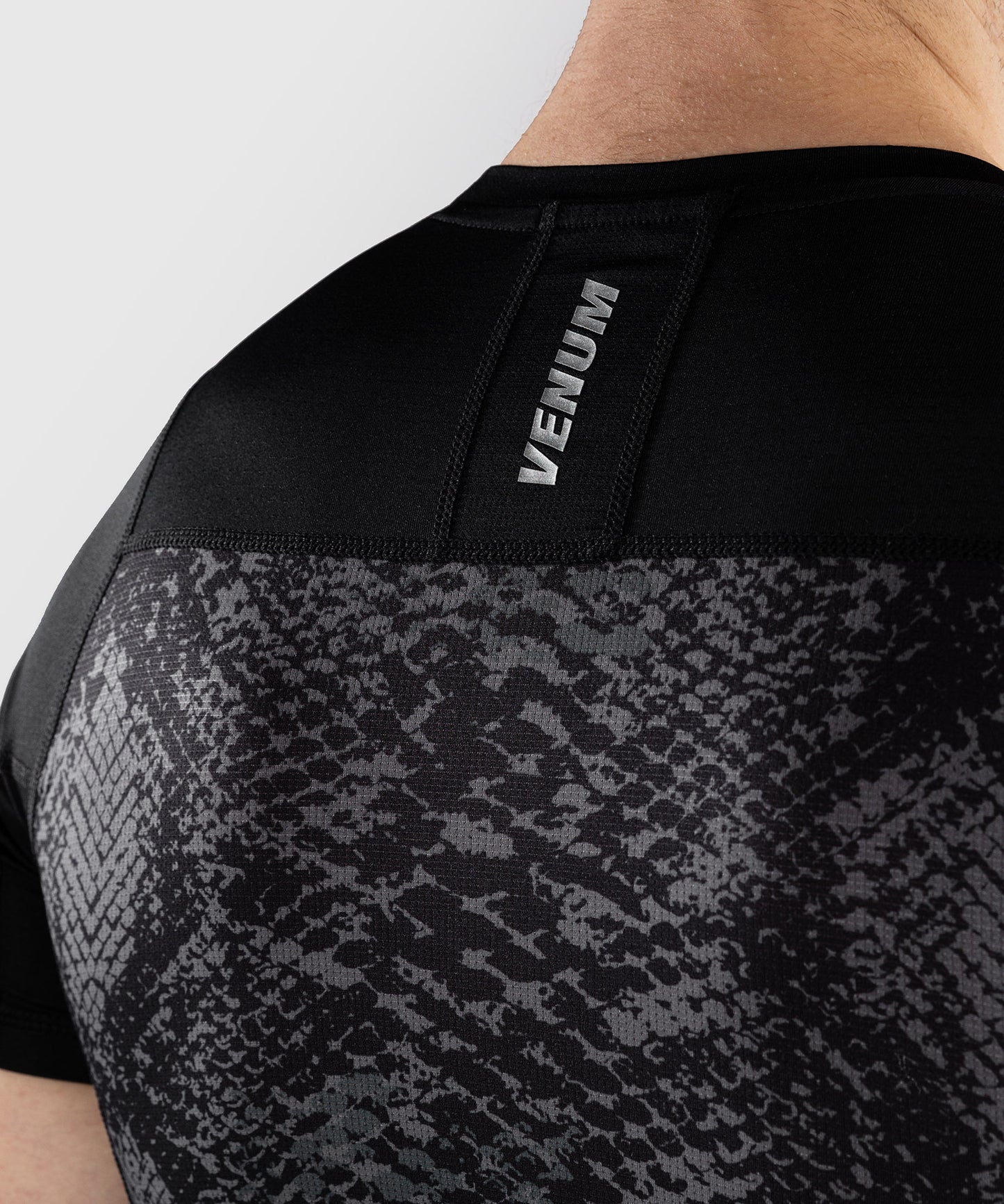 Venum G-Fit Scales Kurzarm Rashguard – Schwarz/Anthrazitgrau