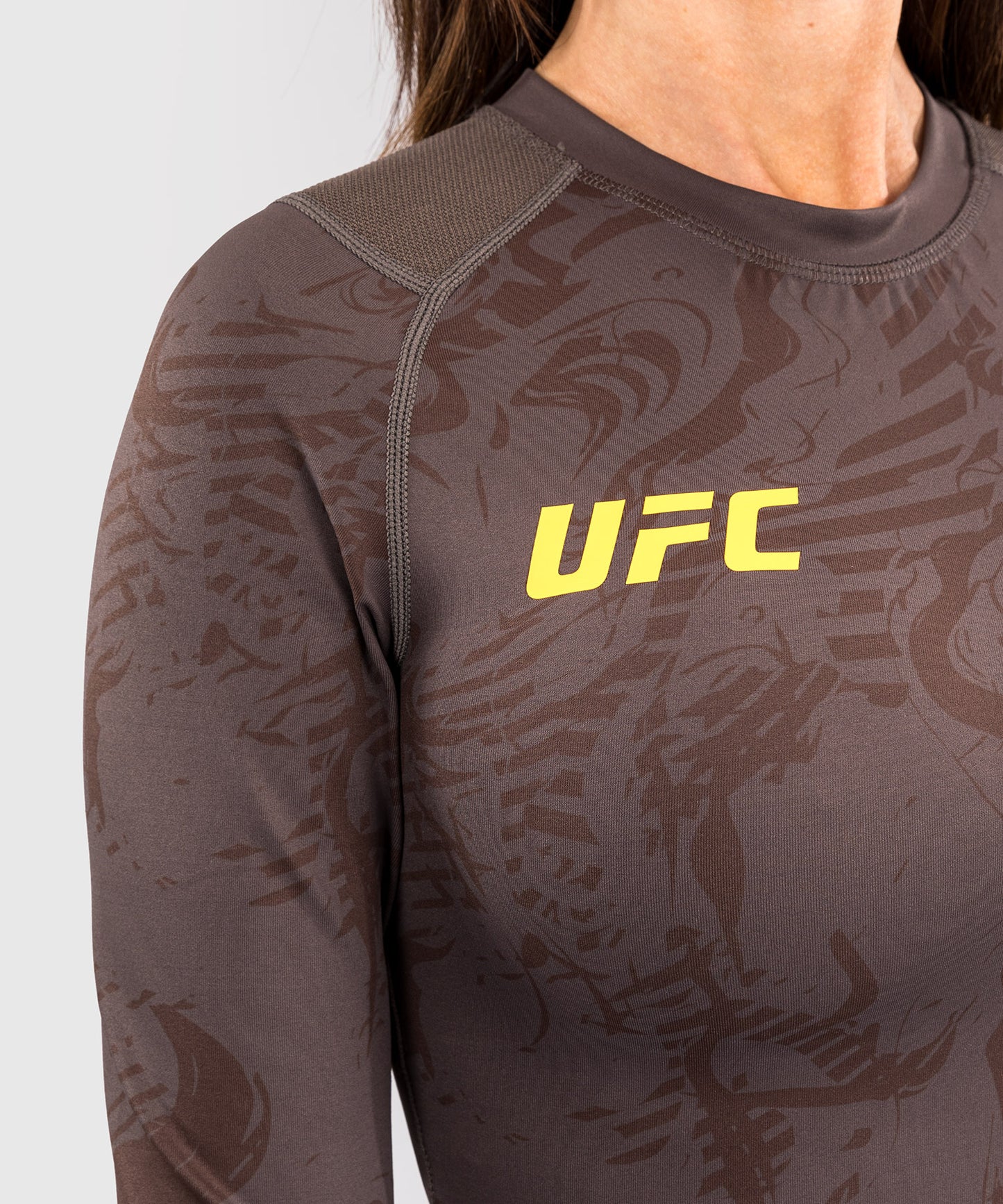 UFC Fusion by Venum Fight Week Rashguard de Manga Larga de Rendimiento para Mujer - Marrón tierra