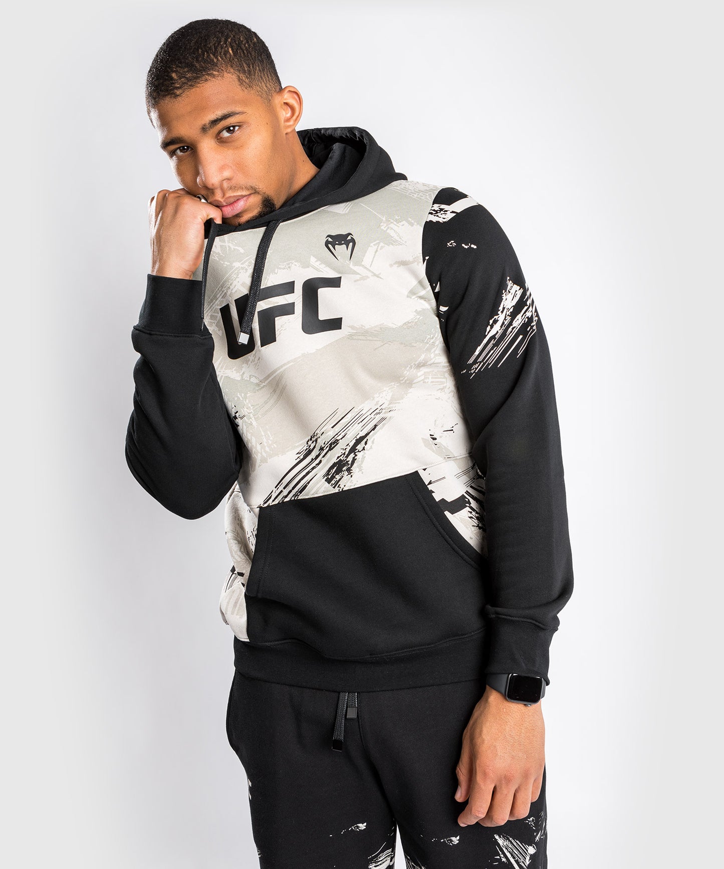 Sweatshirt à capuche pour Hommes UFC Venum Authentic Fight Week 2.0 - Sable/Noir