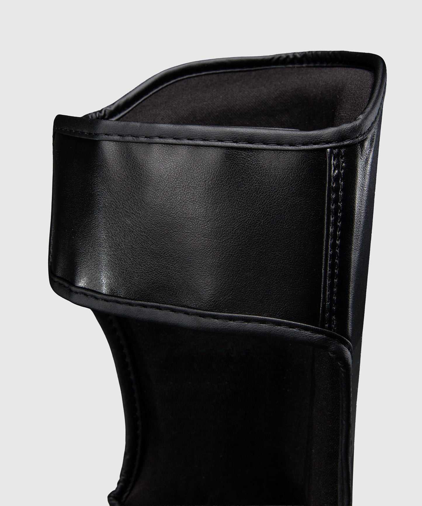 Protège-tibias Ringhorns Charger by Venum – Noir/Or