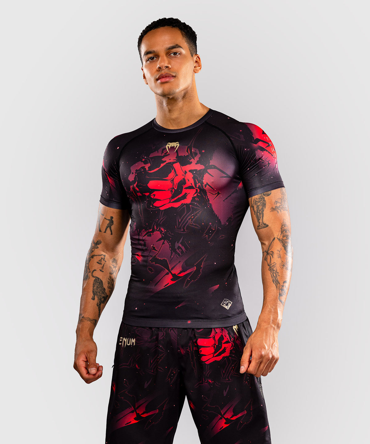 Jujutsu Kaisen x Venum Itadori Rashguard Manga Corta – Negro/Rojo