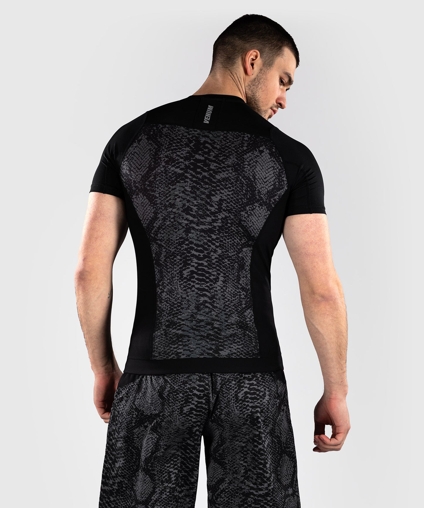 Venum G-Fit Scales Kurzarm Rashguard – Schwarz/Anthrazitgrau