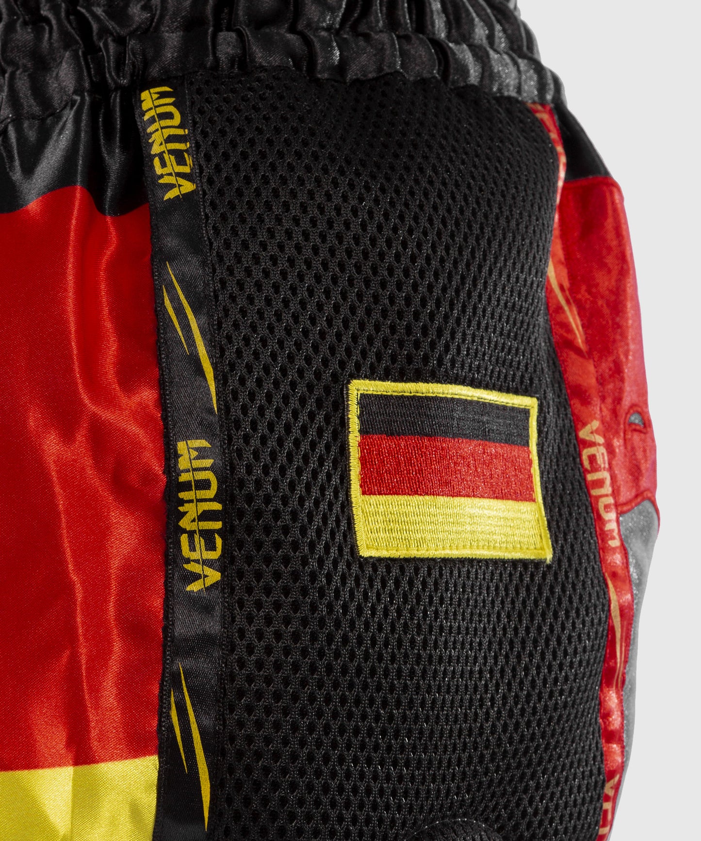 Short de Muay Thai Venum Giant - Noir/Jaune/Rouge