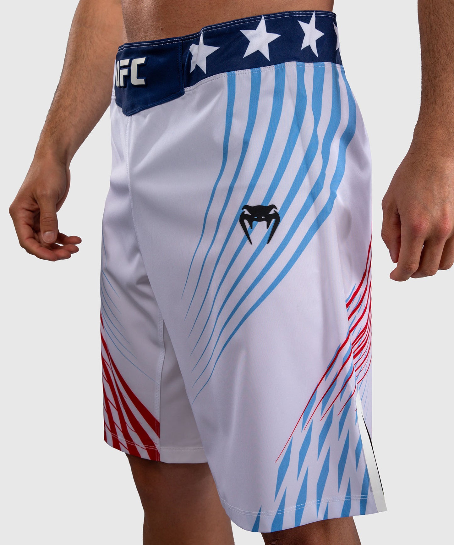 Official UFC Freedom 250 by Venum Authentic Fight Night Fight Shorts de ajuste largo para hombre - Blanco