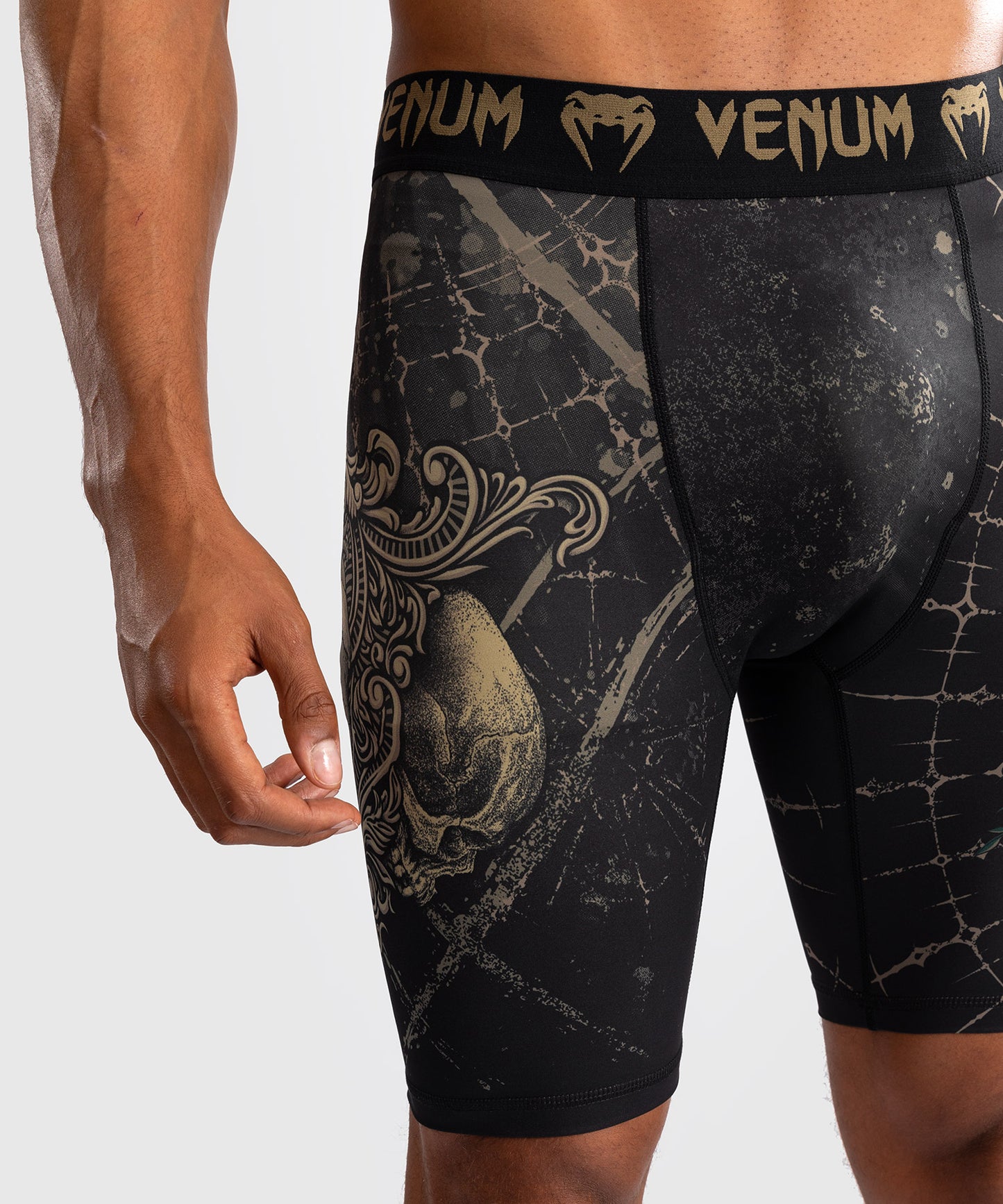 Shorts Vale Tudo pour Hommes Venum Santa Muerte 5.0 - Noir Profond/Or