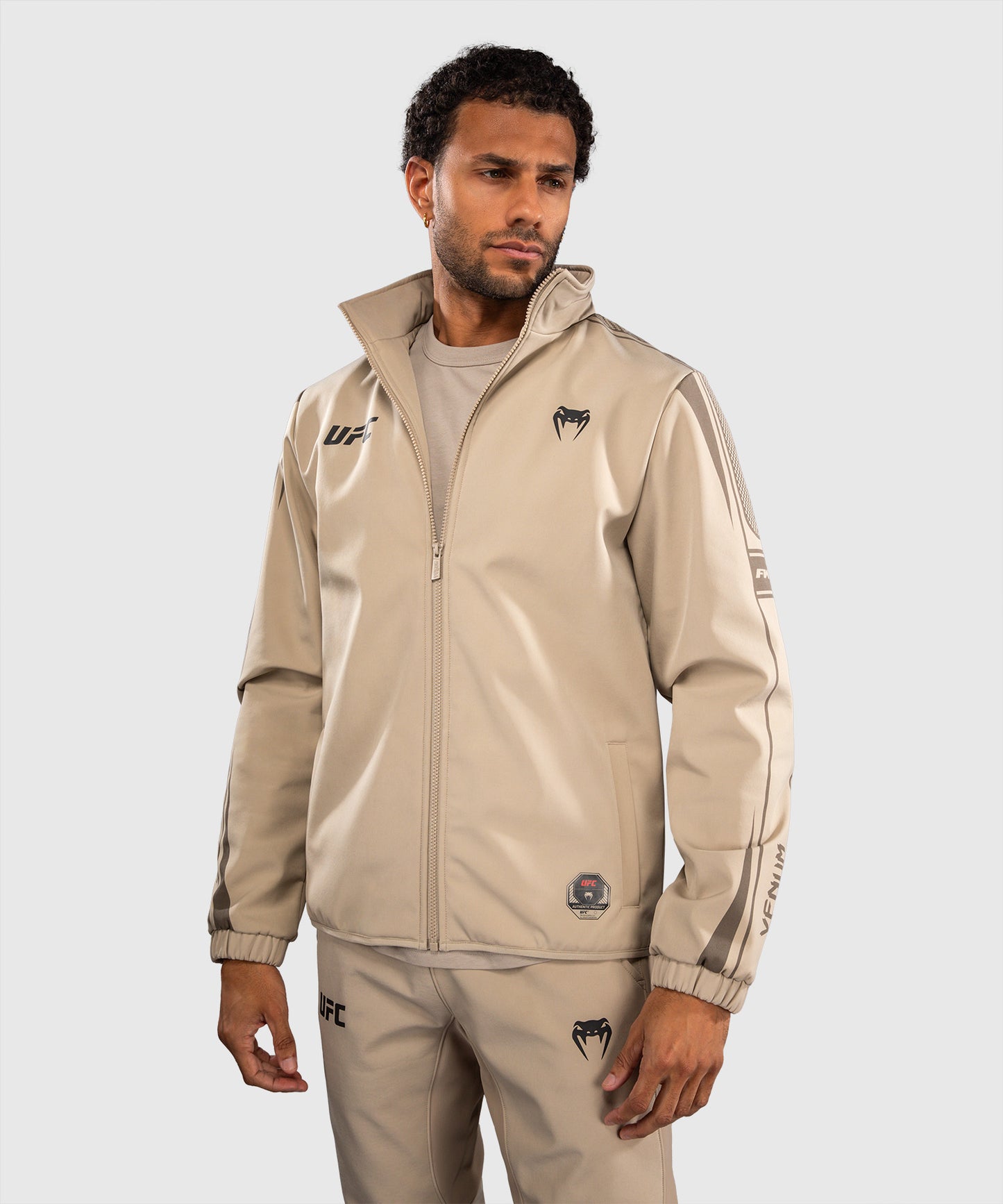 Venum UFC Unity by Venum Authentic Fight Week Felpa con Cappuccio e Zip da Uomo - Sabbia
