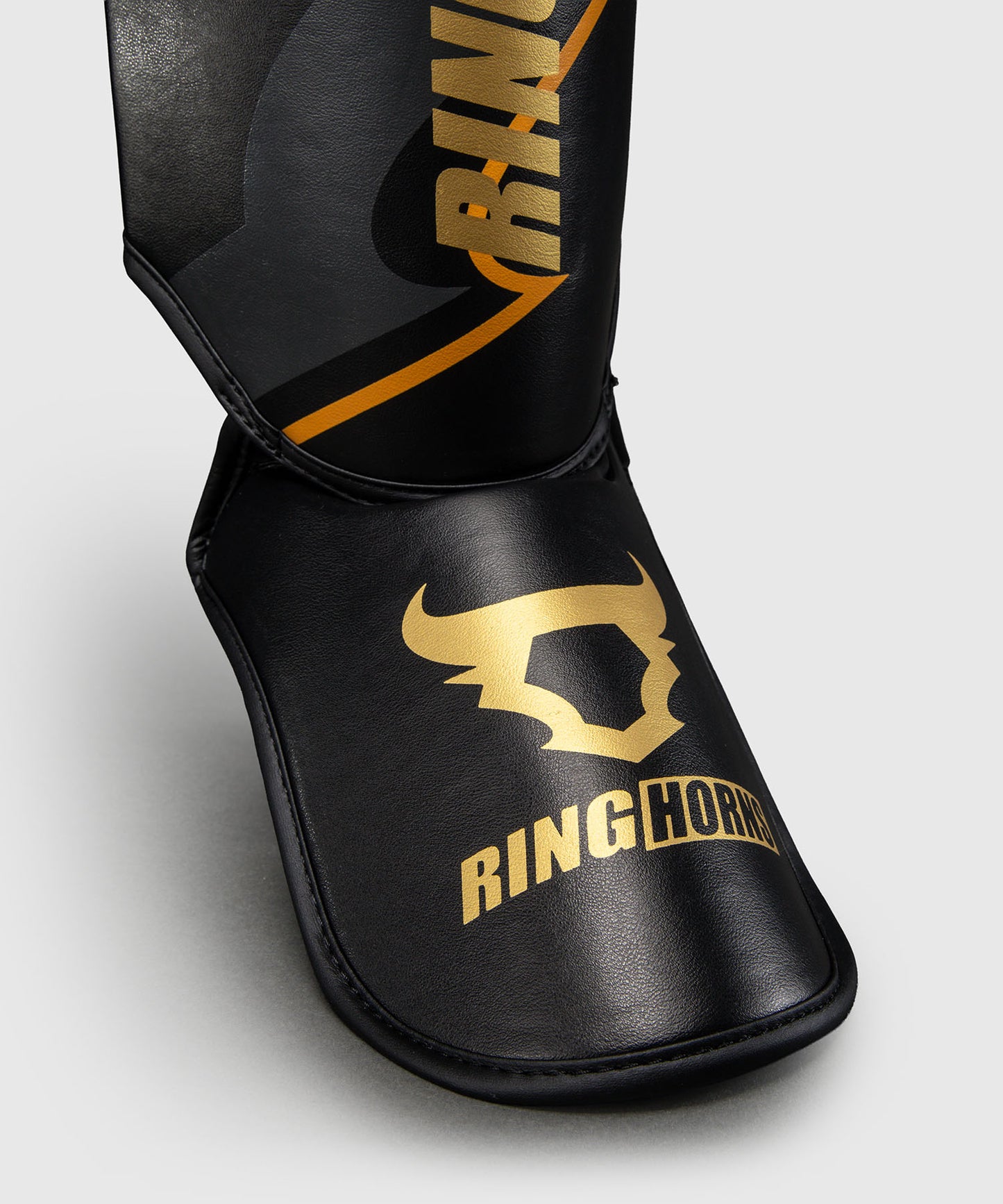 Protège-tibias Ringhorns Charger by Venum – Noir/Or