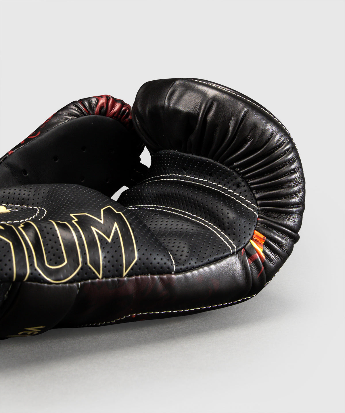 Jujutsu Kaisen x Venum Sukuna Boxhandschuhe – Schwarz/Hellbeige