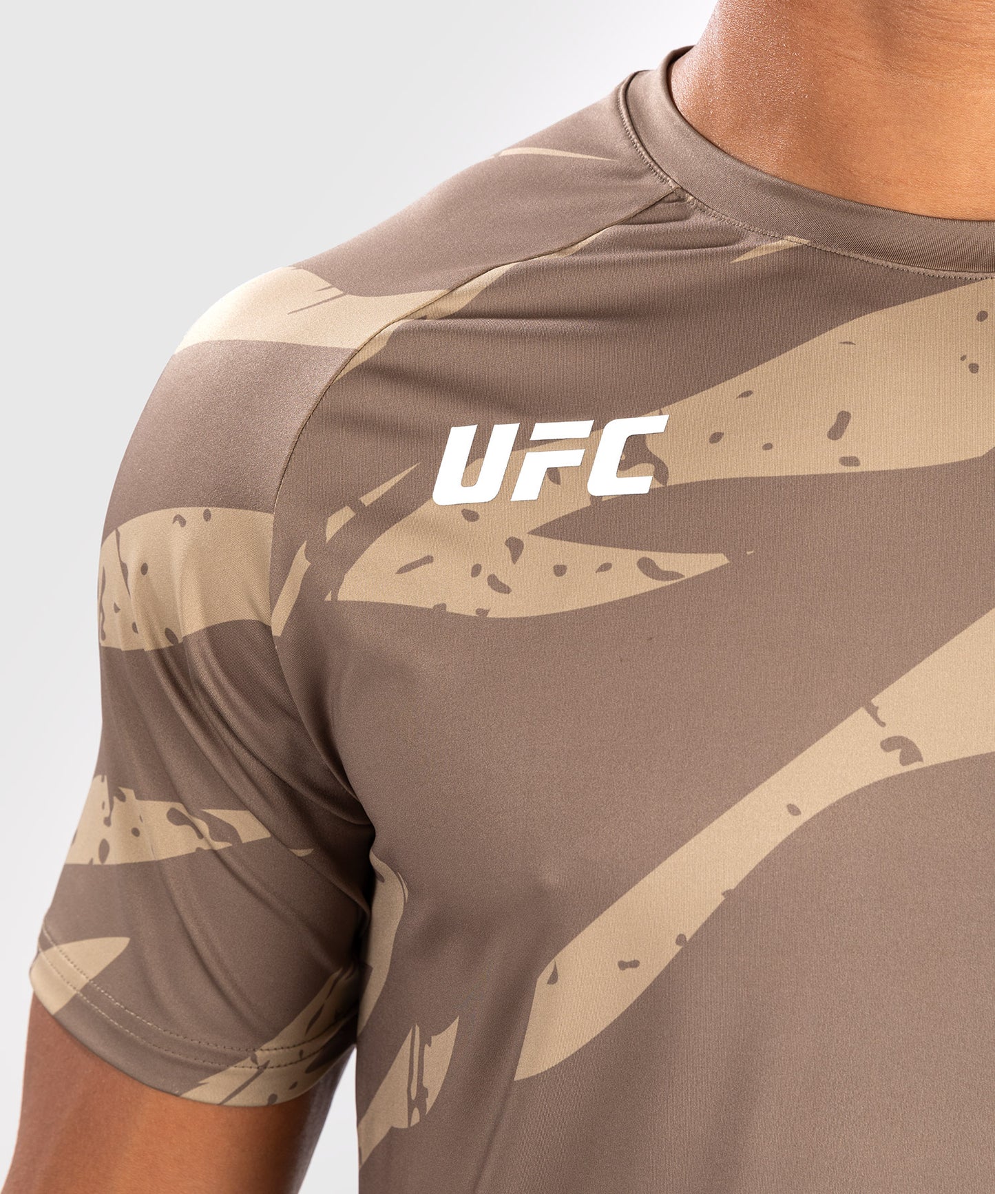 UFC Adrenaline by Venum Fight Week Dry-Tech T-Shirt für Männer - Desert Camo
