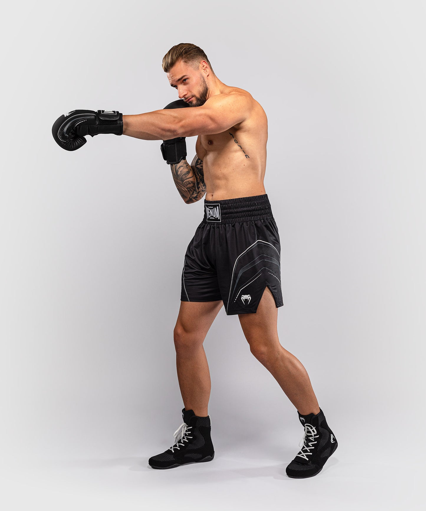 Venum Streamline Boxing Shorts - Black/White