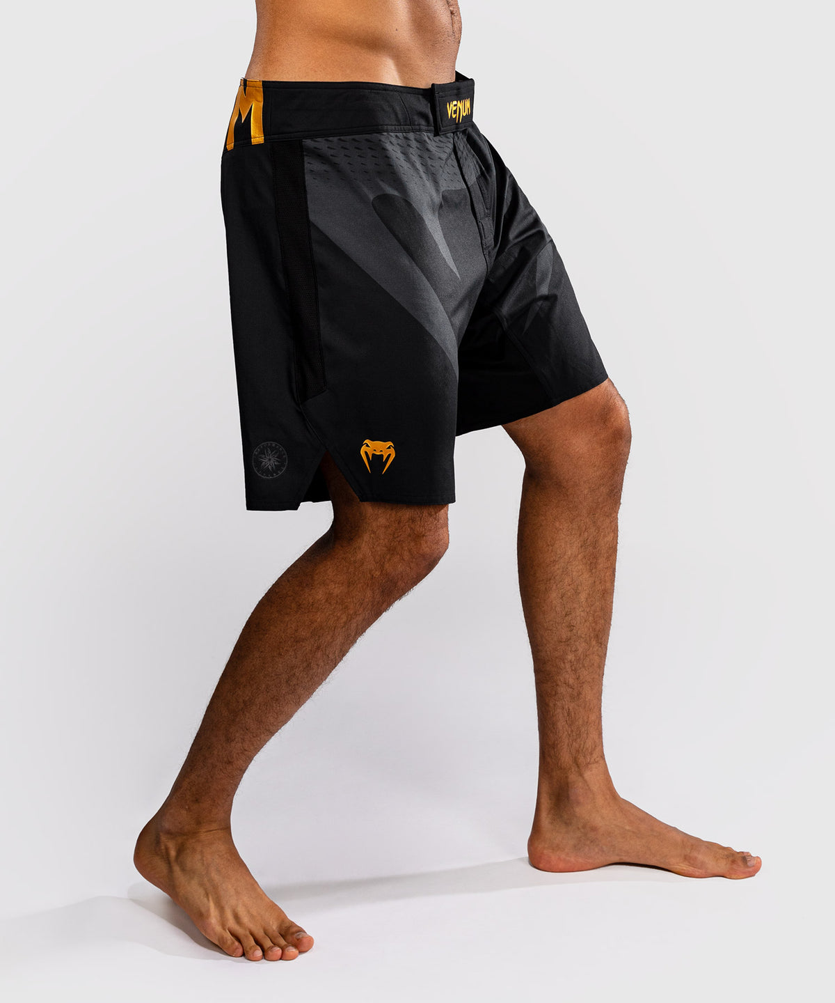 Venum Attack Fightshorts - Negro/Dorado