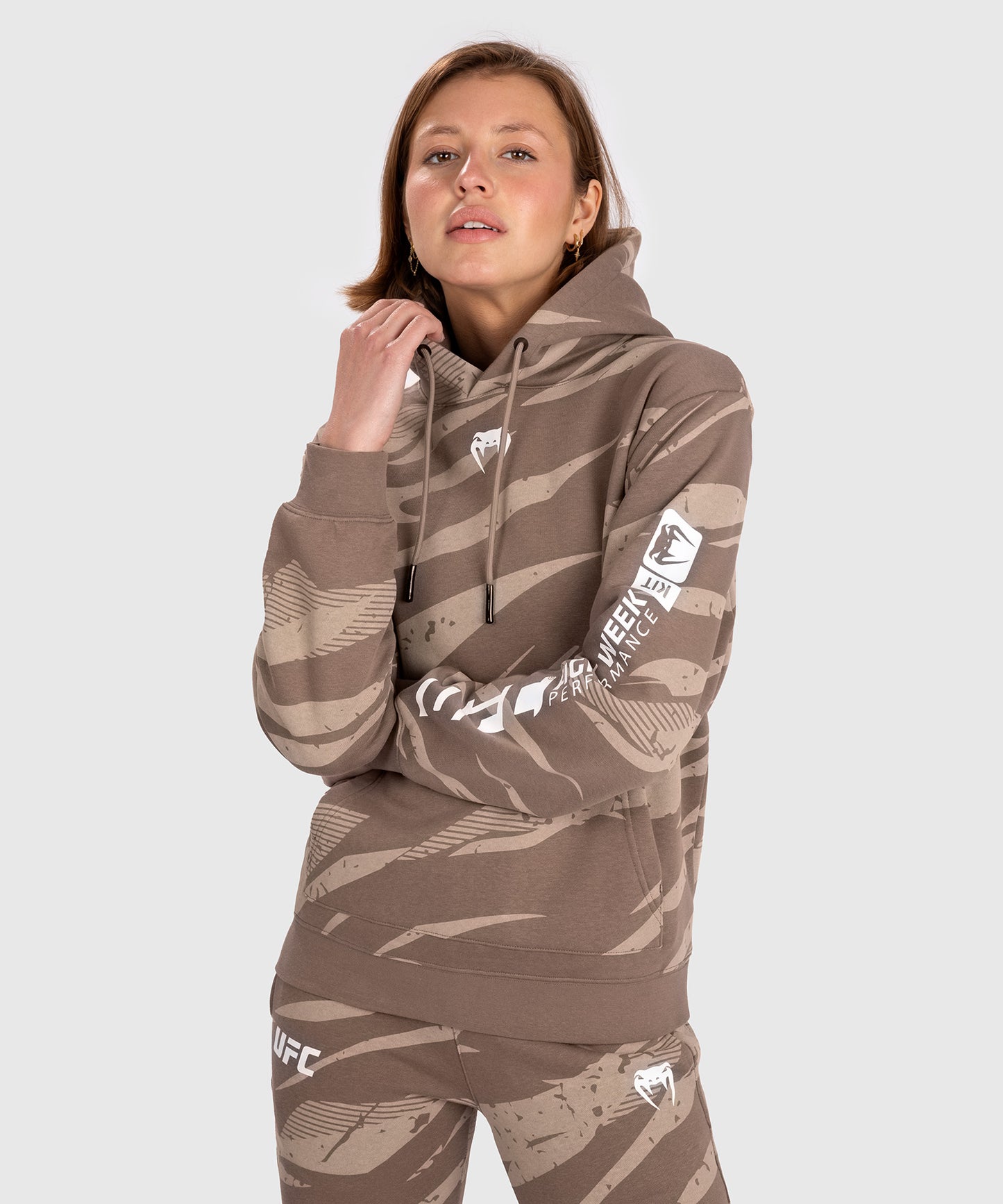 UFC Adrenaline by Venum Fight Week Felpa Con Cappuccio per Donna - Desert Camo