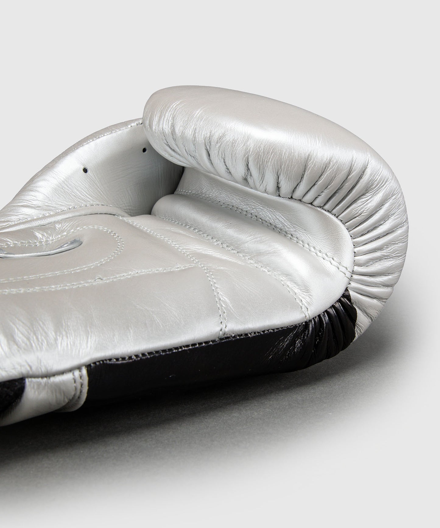 Ringhorns Charger by Venum Boxhandschuhe – Silber/Schwarz