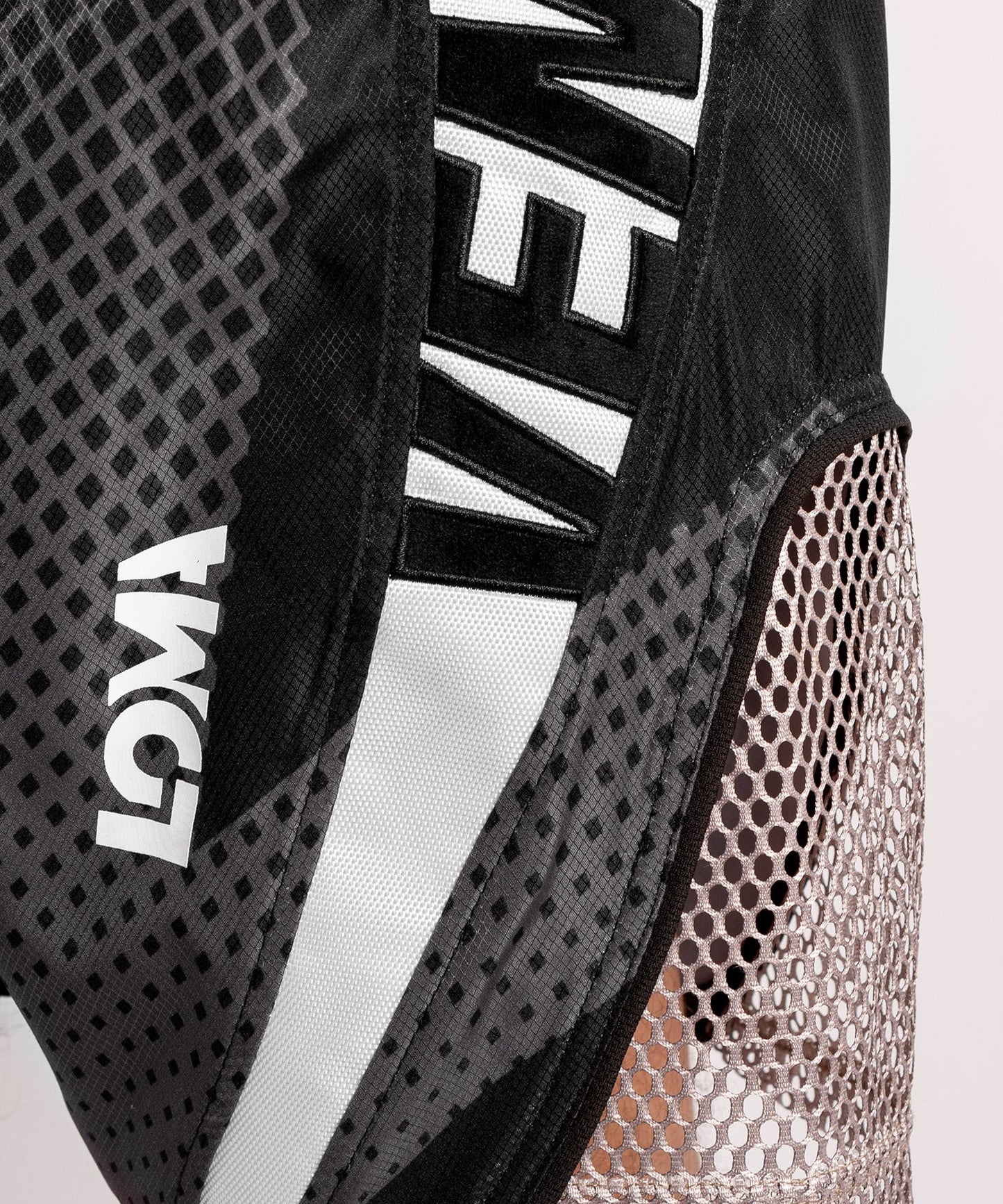 Venum Arrow boxing shorts - Black/White