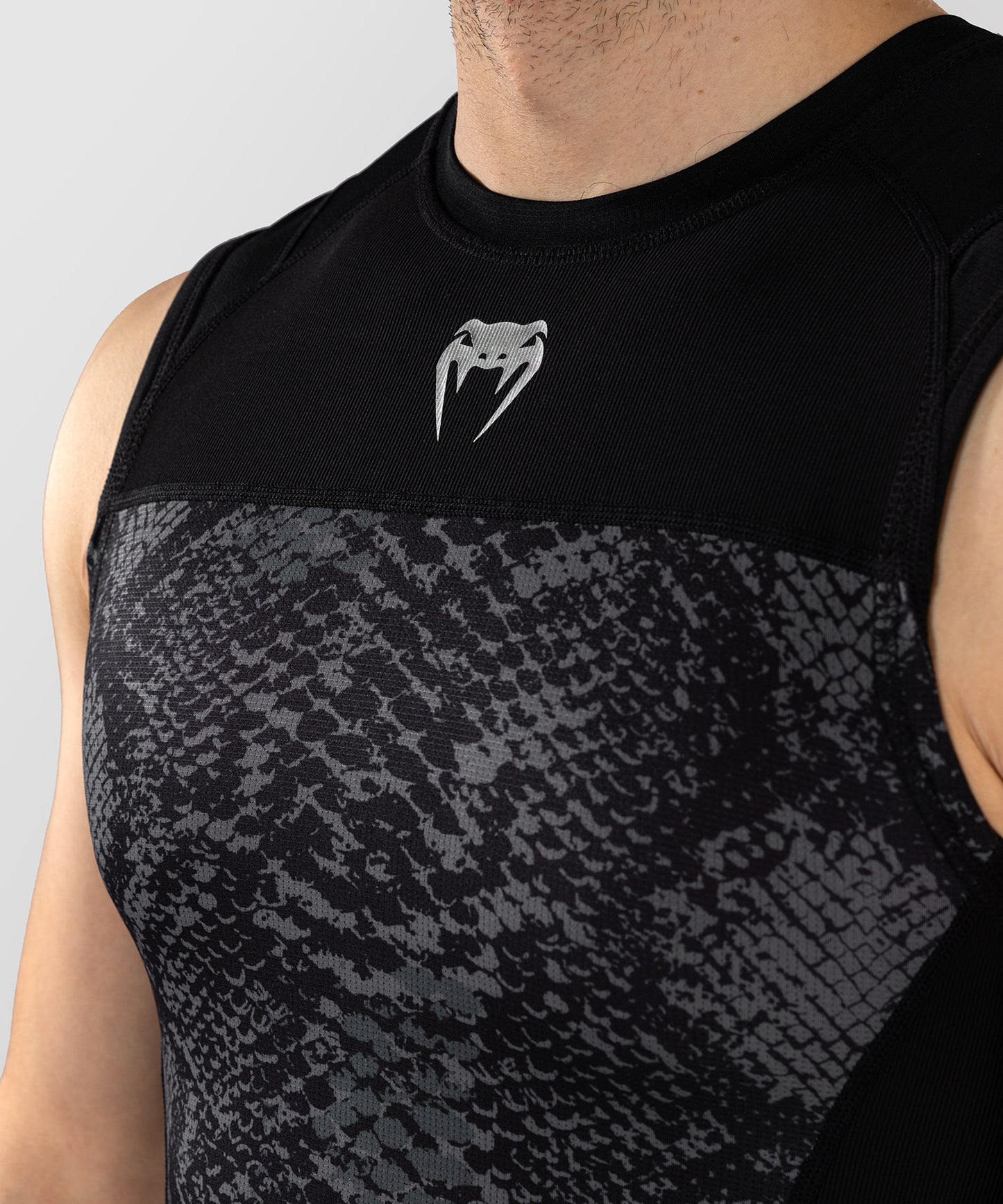 Venum G-Fit Scales Rashguard Sin Mangas – Negro/Gris Carbón