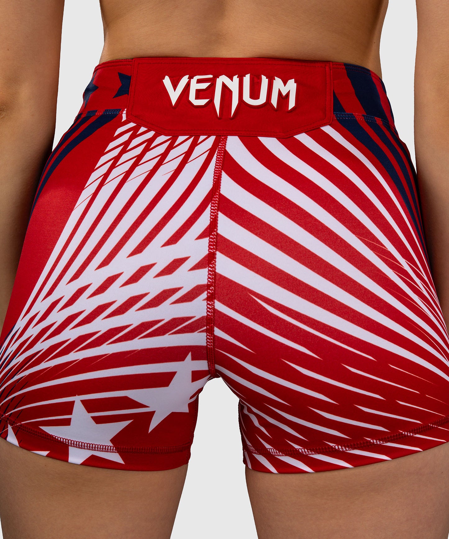 Official UFC Freedom 250 by Venum Authentic Vale Tudo Shorts im Short Fit für Damen - Rot