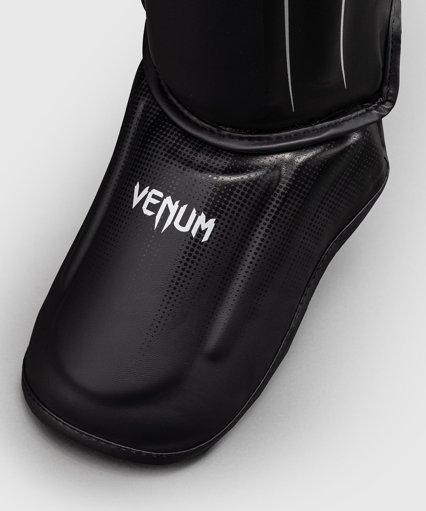 Venum Stealth Espinilleras – Negro/Blanco