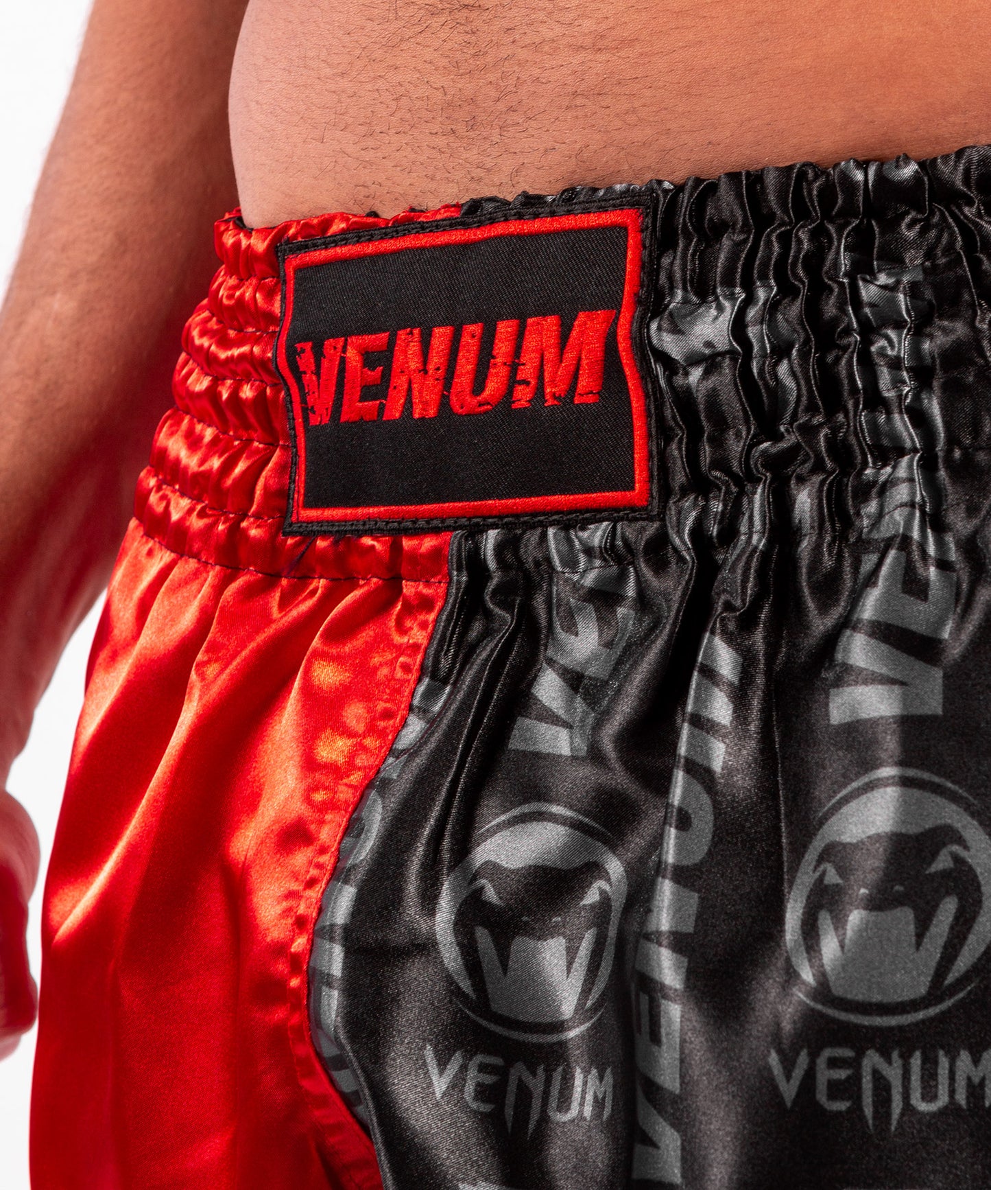 Venum Logos Muay Thai Shorts - Schwarz/Rot