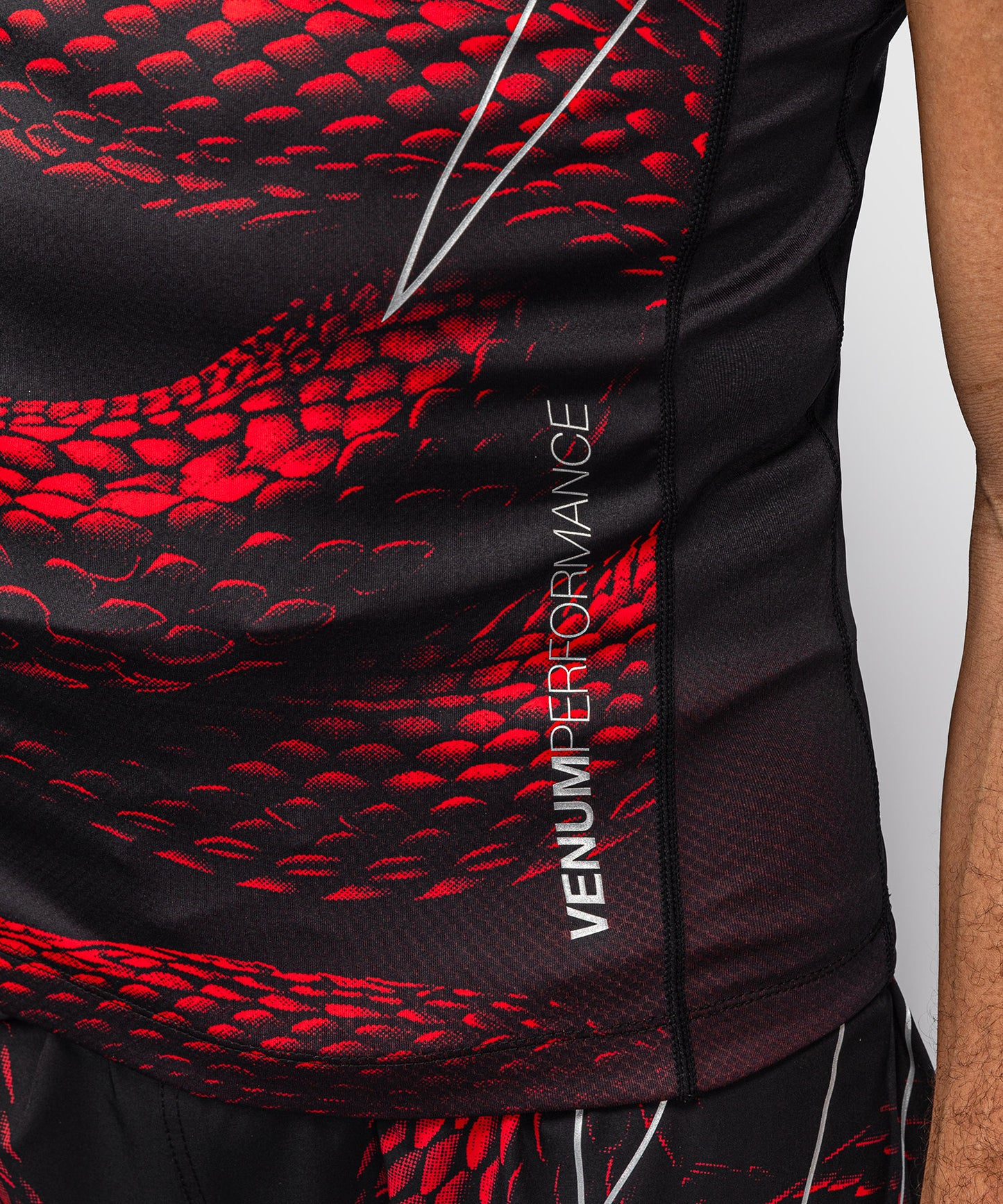 Venum Matupa Rashguard Manga Corta - Negro/Rojo/Gris Plateado