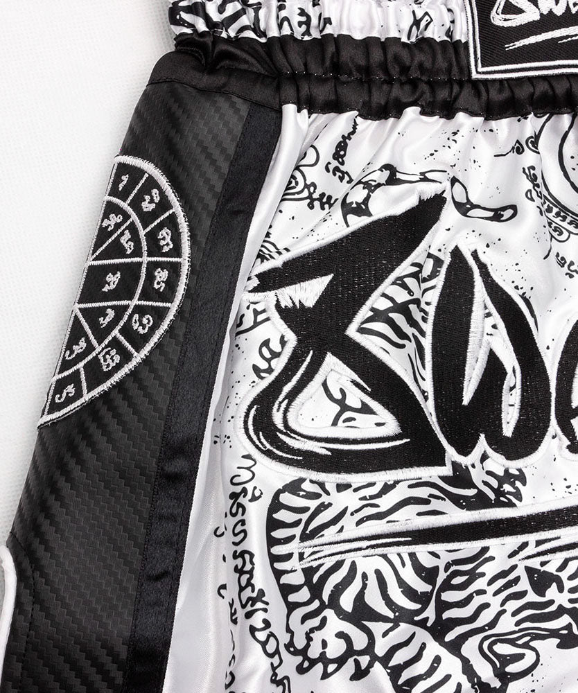 Short de Muay Thai Carbon - Sak Yant Tigers - Blanc
