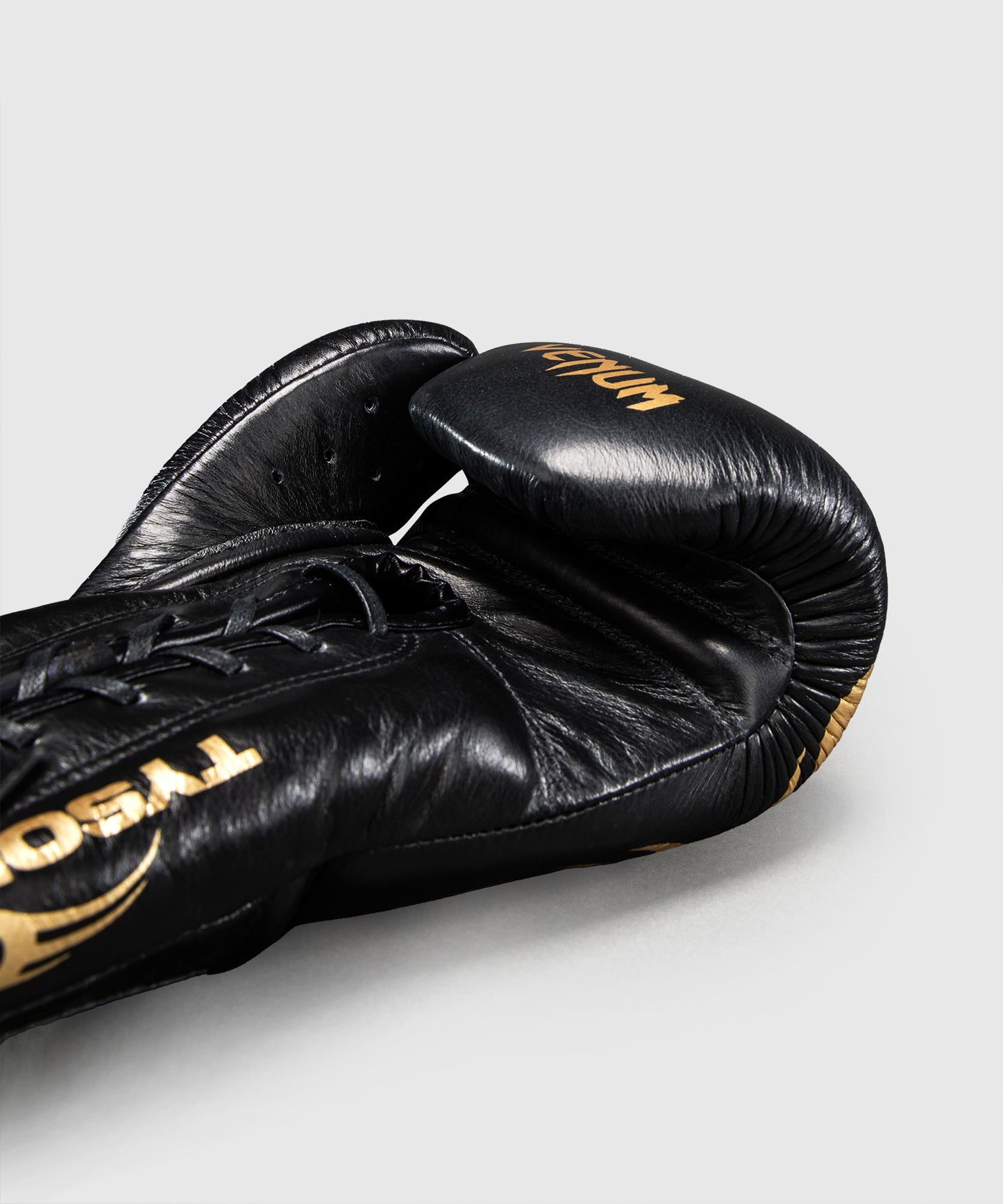 Gants de boxe Venum Giant 2.0 Mike Tyson Pro avec Lacets – Noir/Or - Sac inclus
