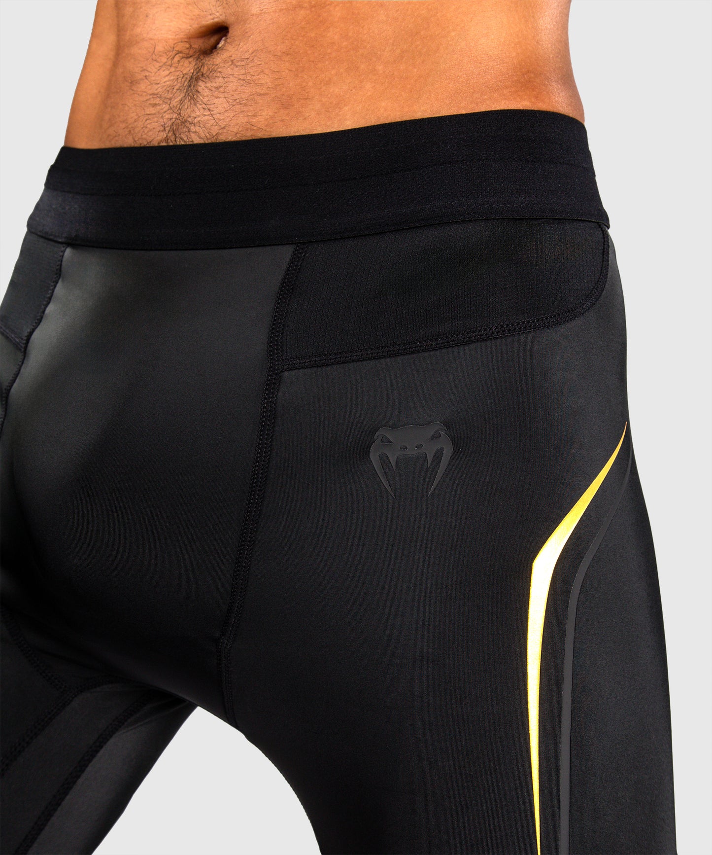 Venum G-Core Pantalón Corto de Compresión - Negro/Oro