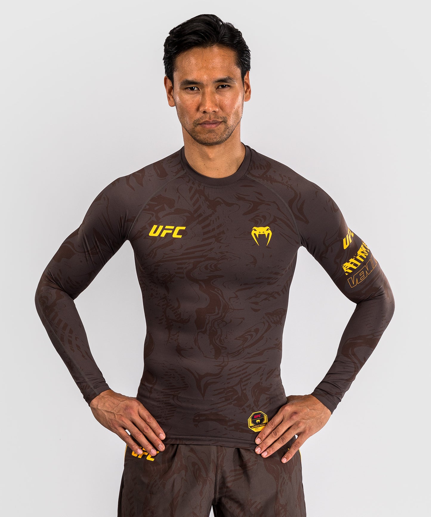 UFC Fusion by Venum Fight Week Rashguard de Manga Larga de Rendimiento para Hombre - Marrón tierra