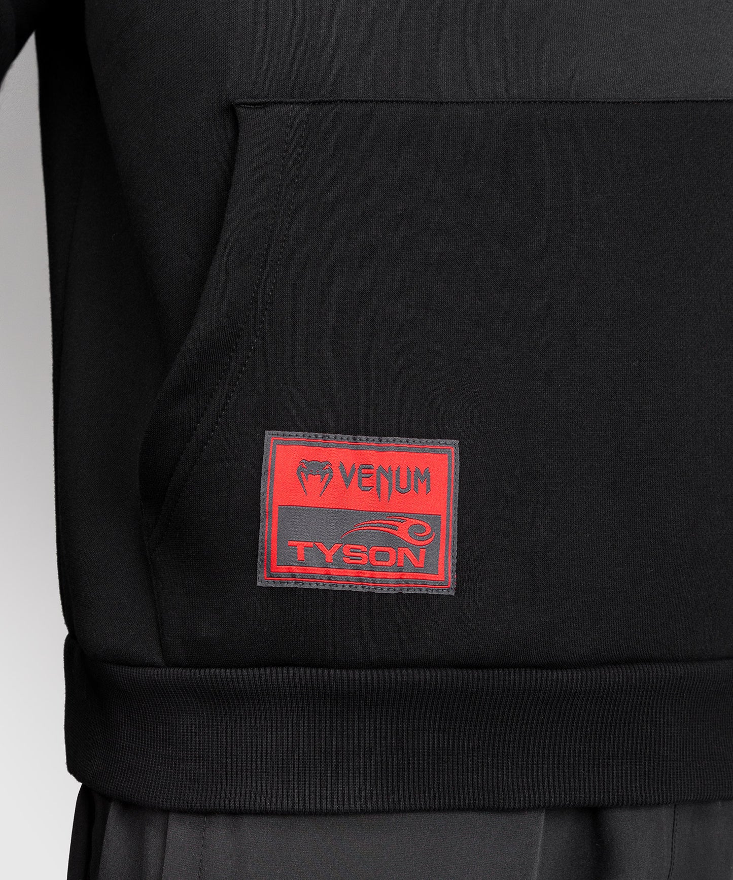 Venum x Mike Tyson Tiger Sudadera con Capucha - Negro Profundo/Rojo Intenso