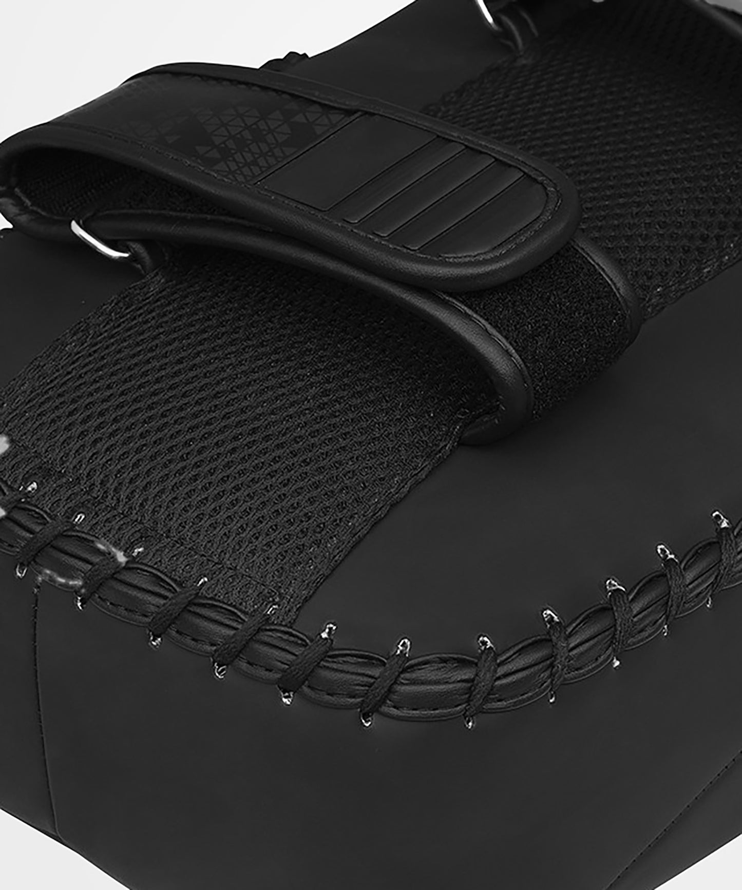 Paos Thai Adidas Combat 50 – Schwarz/Schwarz