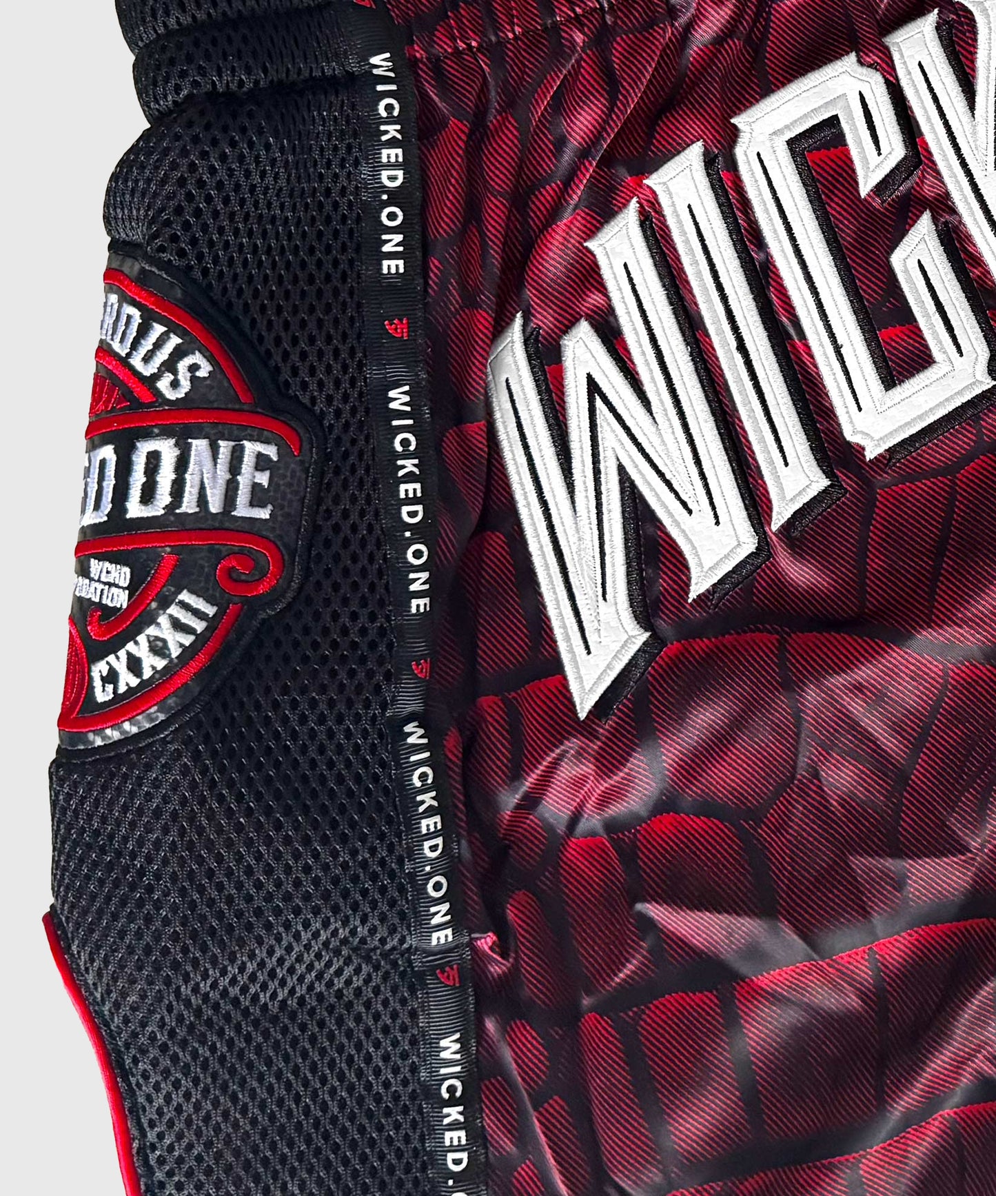 Wicked One Caïman Muay Thai Shorts - Rouge/Schwarz