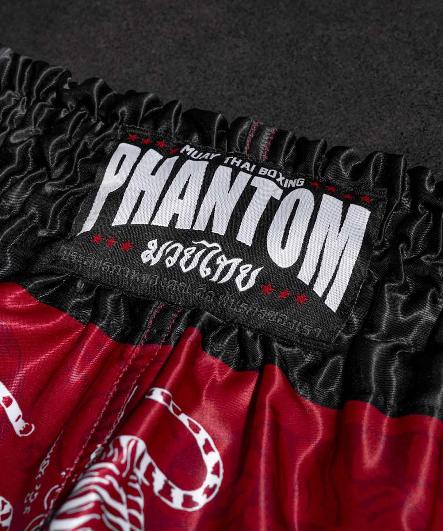 Phantom Athletics Sak Yant Pantalones de Muay Thai - Rojo