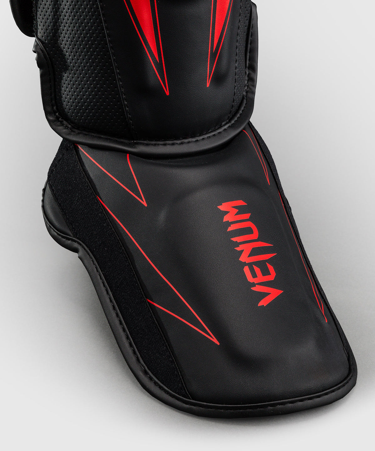 Venum Amazonia Reborn Espinilleras - Negro/Rojo