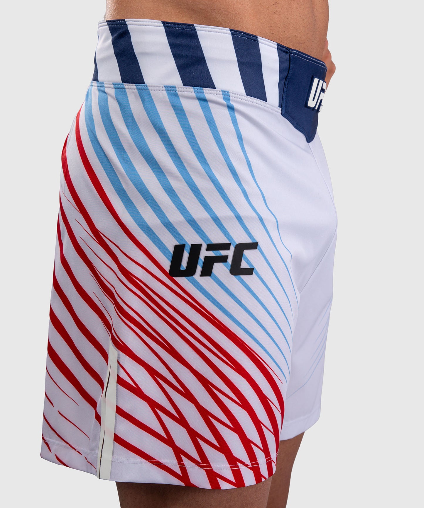 Official UFC Freedom 250 by Venum Authentic Fight Night Fight Shorts de ajuste corto para hombre - Blanco