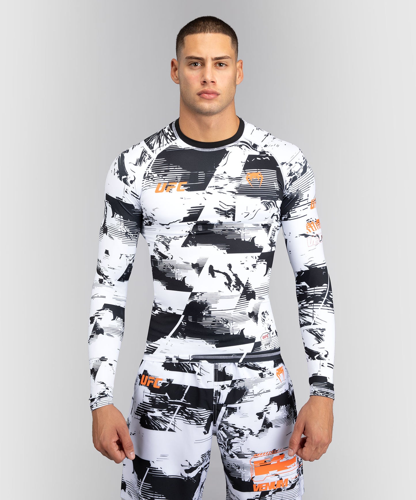 UFC Zenith by Venum Authentic Fight Week Rashguard de manga larga Performance Hombre - Blanco