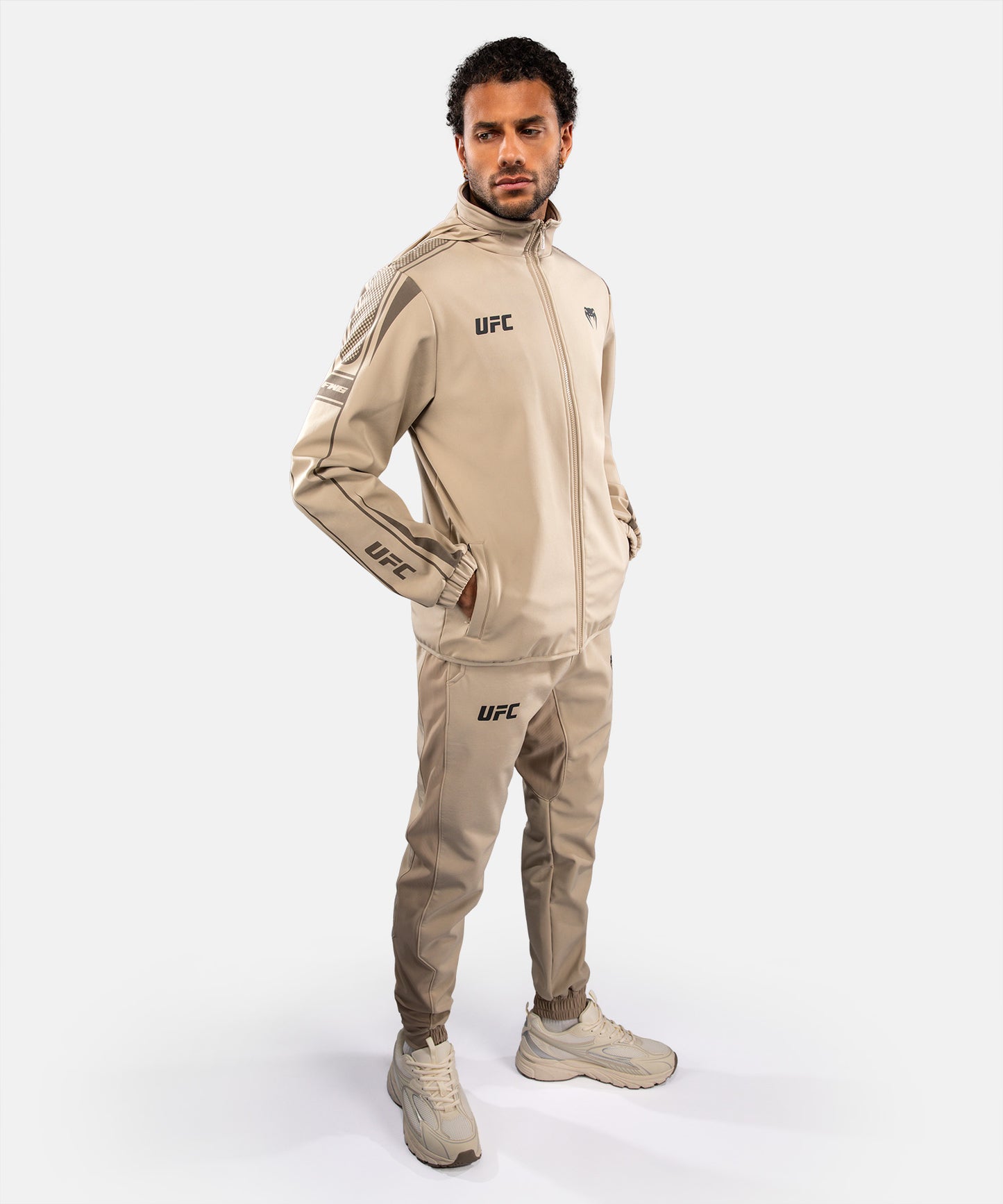 Venum UFC Unity by Venum Authentic Fight Week Felpa con Cappuccio e Zip da Uomo - Sabbia