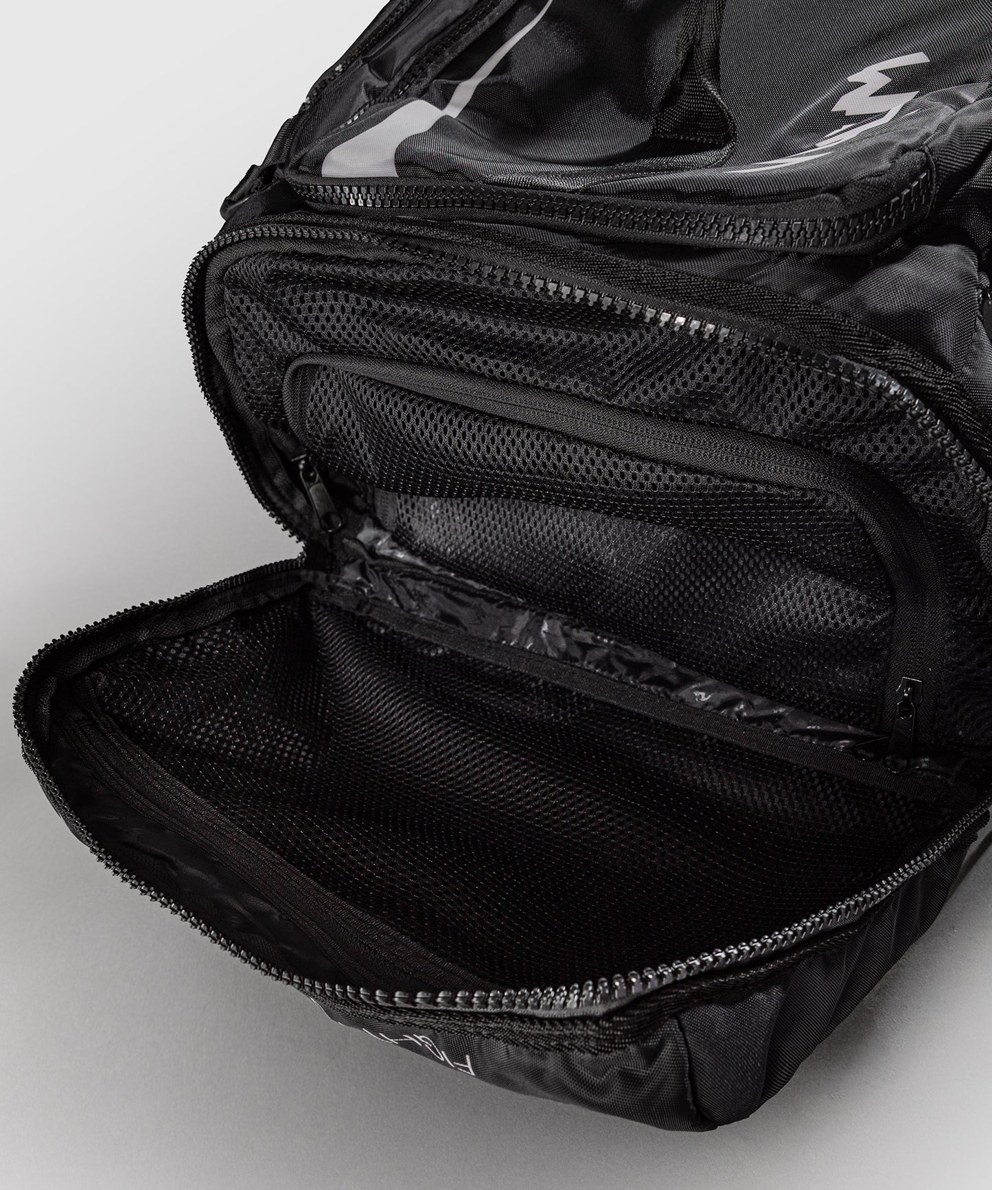 UFC Unity by Venum Authentic Fight Week Ausrüstungstasche – Schwarz/Weiß