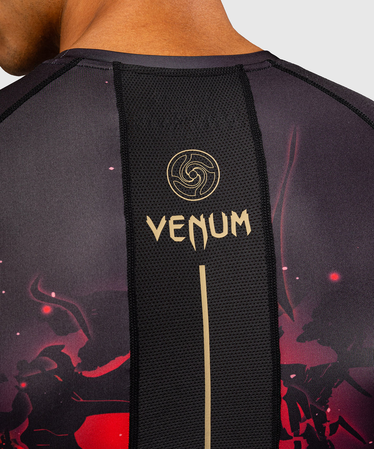 Jujutsu Kaisen x Venum Itadori Rashguard Manga Corta – Negro/Rojo