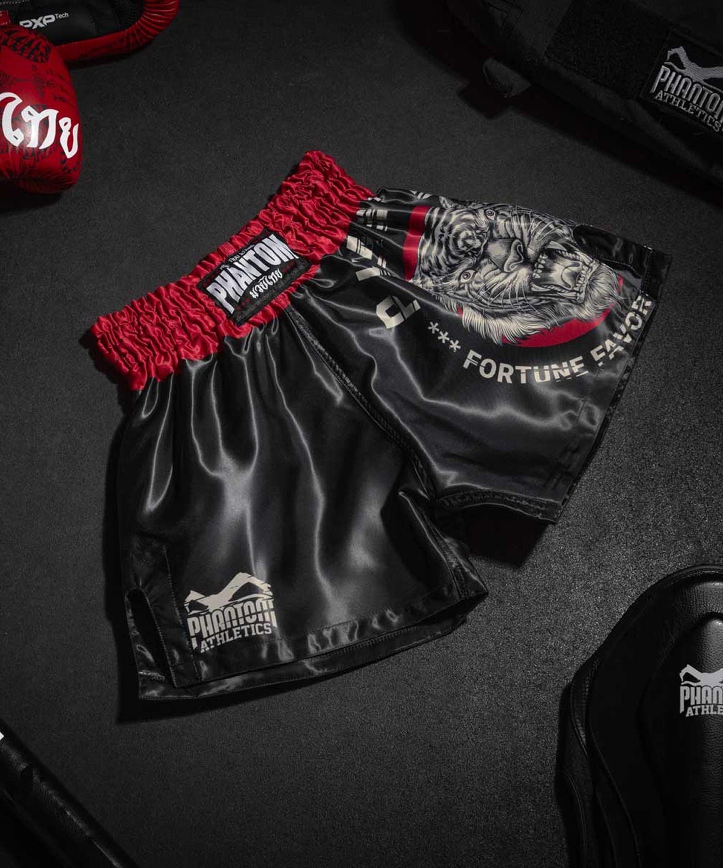 Phantom Athletics Tiger Unit Muay Thai Shorts - Schwarz/Rot