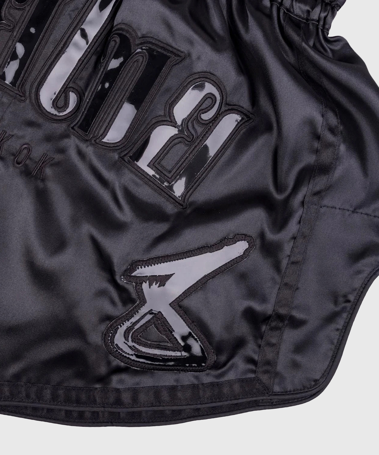 8 Weapons Bangkok Muay Thai Shorts - Schwarz/Schwarz